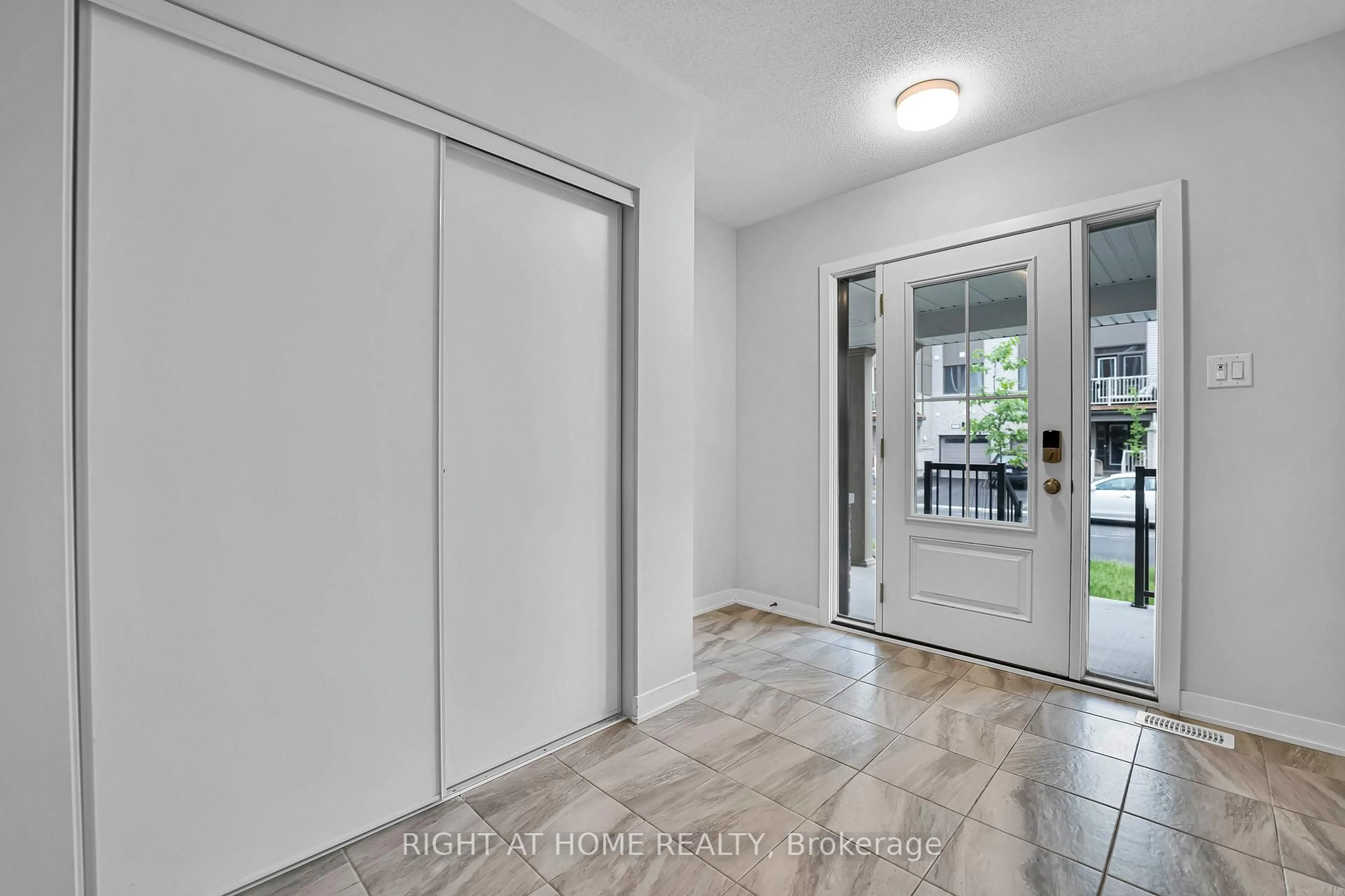 Indoor entryway for 57 PLACETTE STITCH Mews, Richmond Ontario K0A 2Z0
