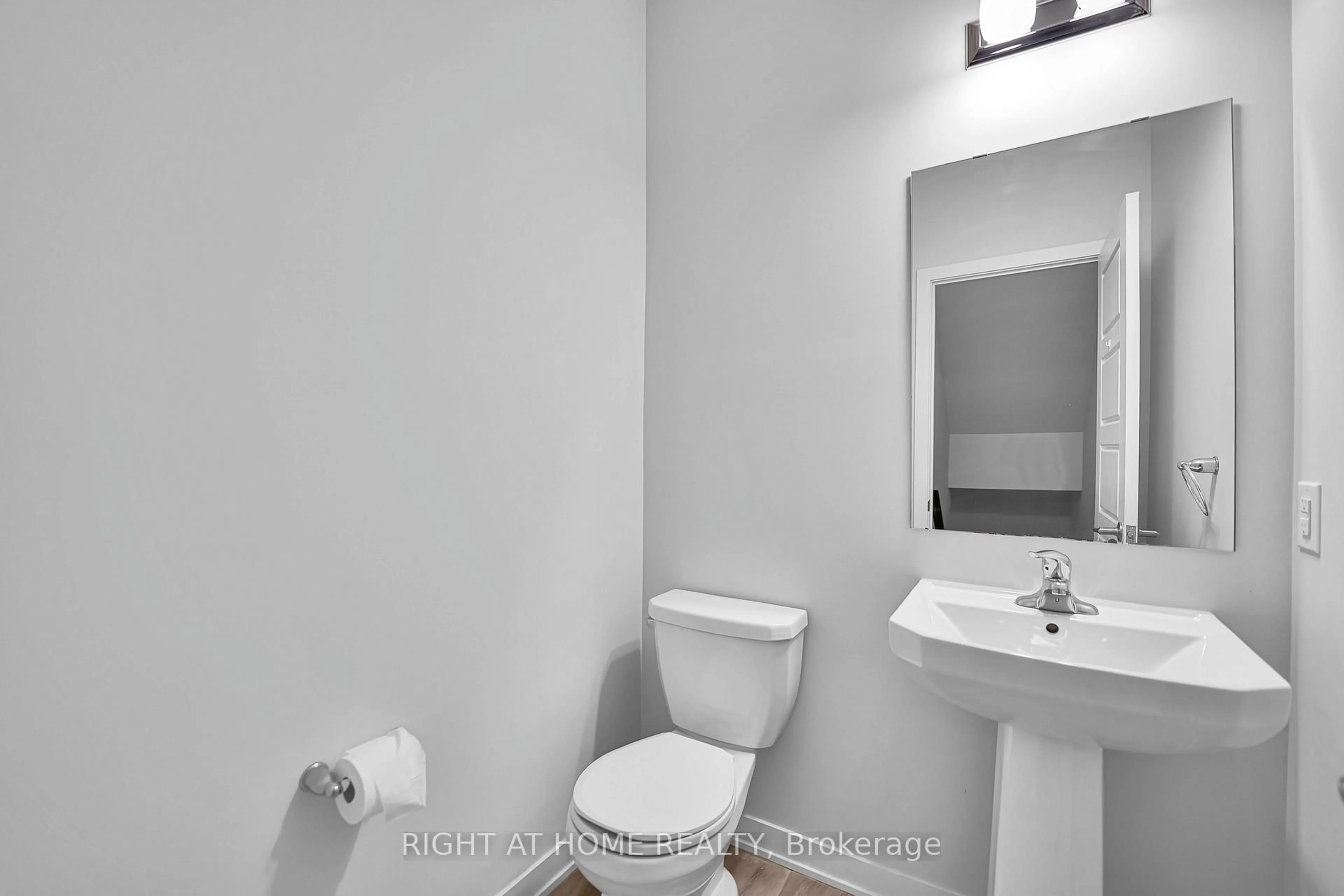 Standard bathroom, ceramic/tile floor for 57 PLACETTE STITCH Mews, Richmond Ontario K0A 2Z0