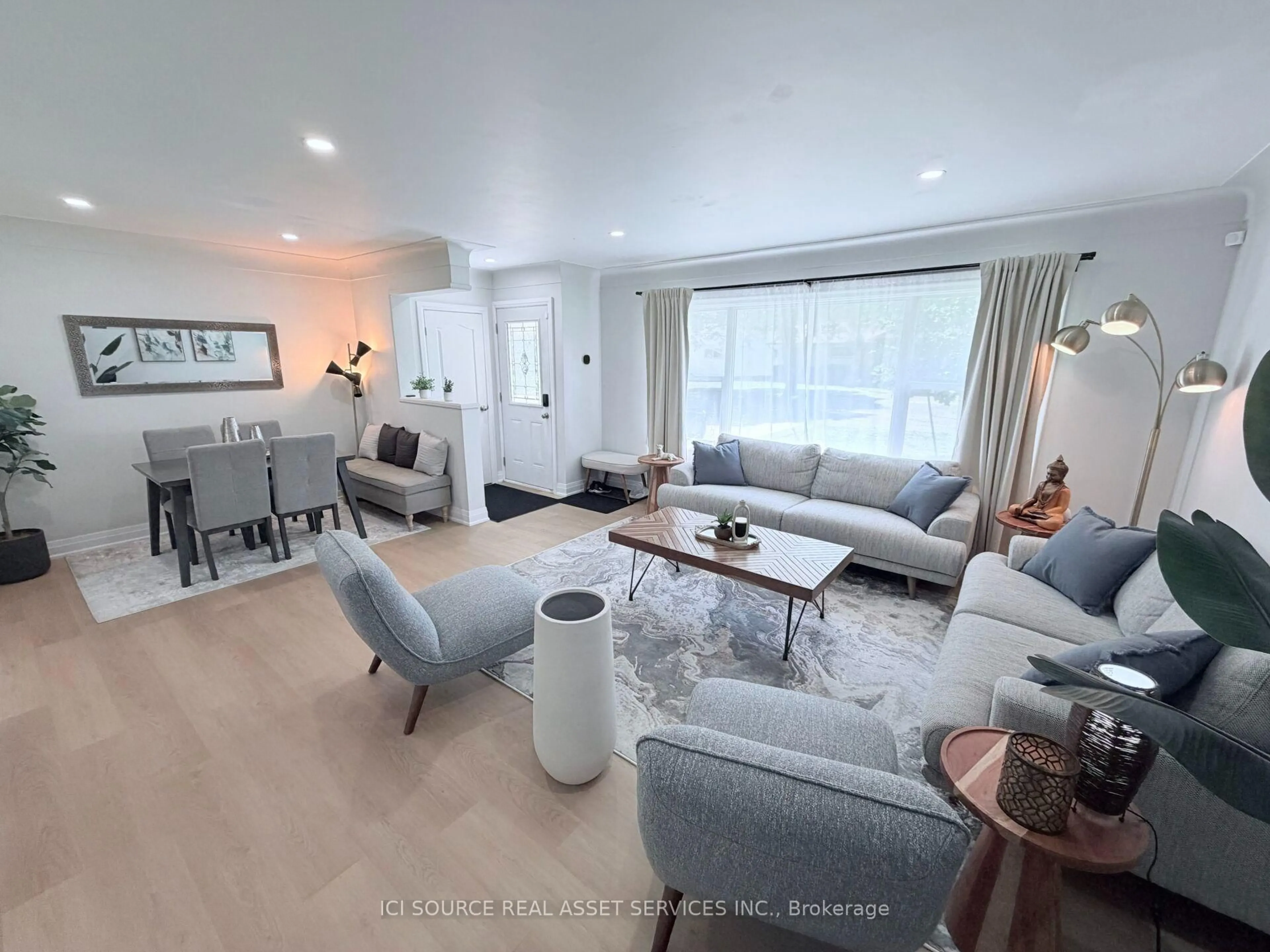 Living room with furniture, unknown for 10 Draper Dr, St. Catharines Ontario L2N 2Y5