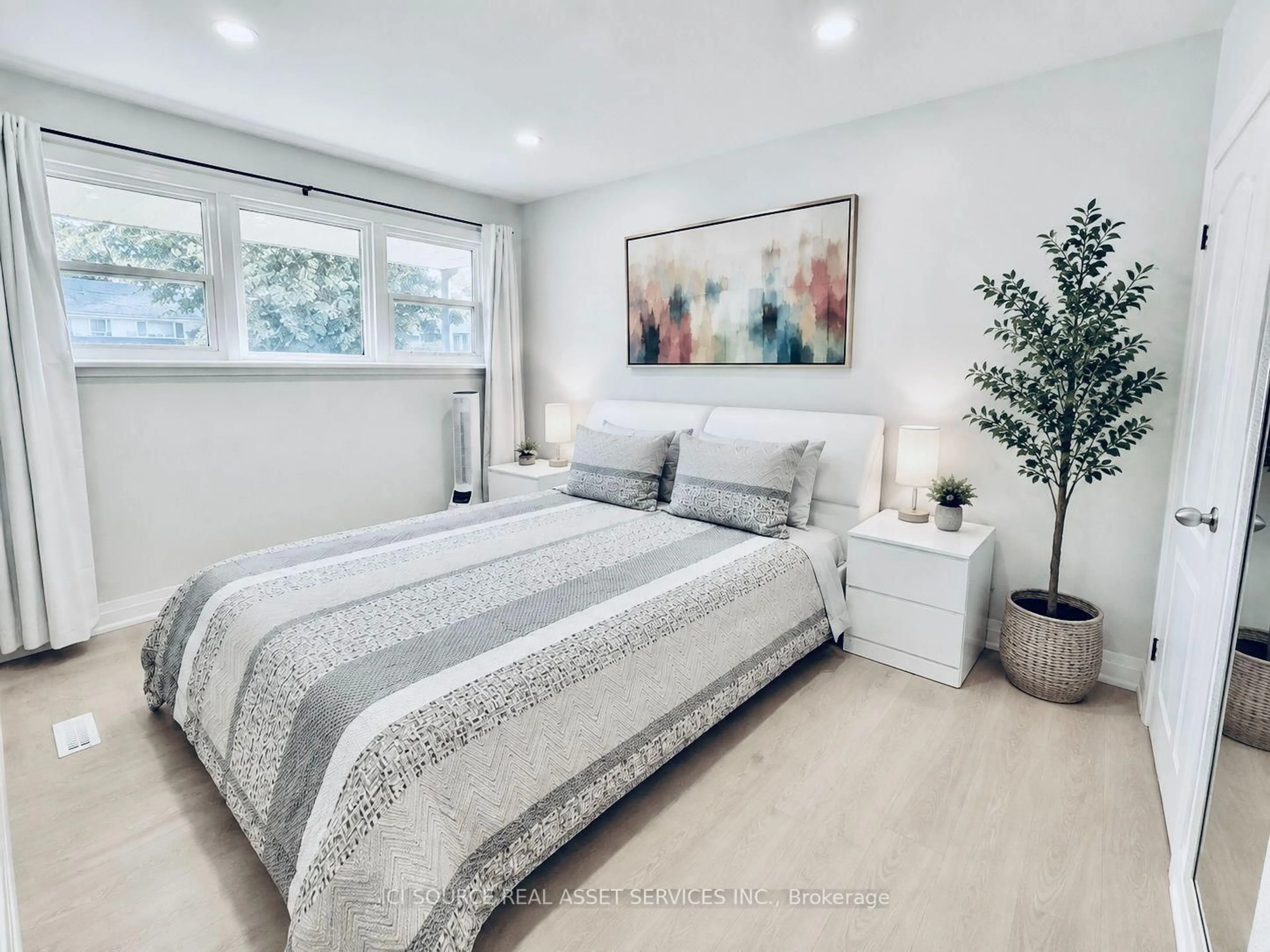 Bedroom with bed, unknown for 10 Draper Dr, St. Catharines Ontario L2N 2Y5