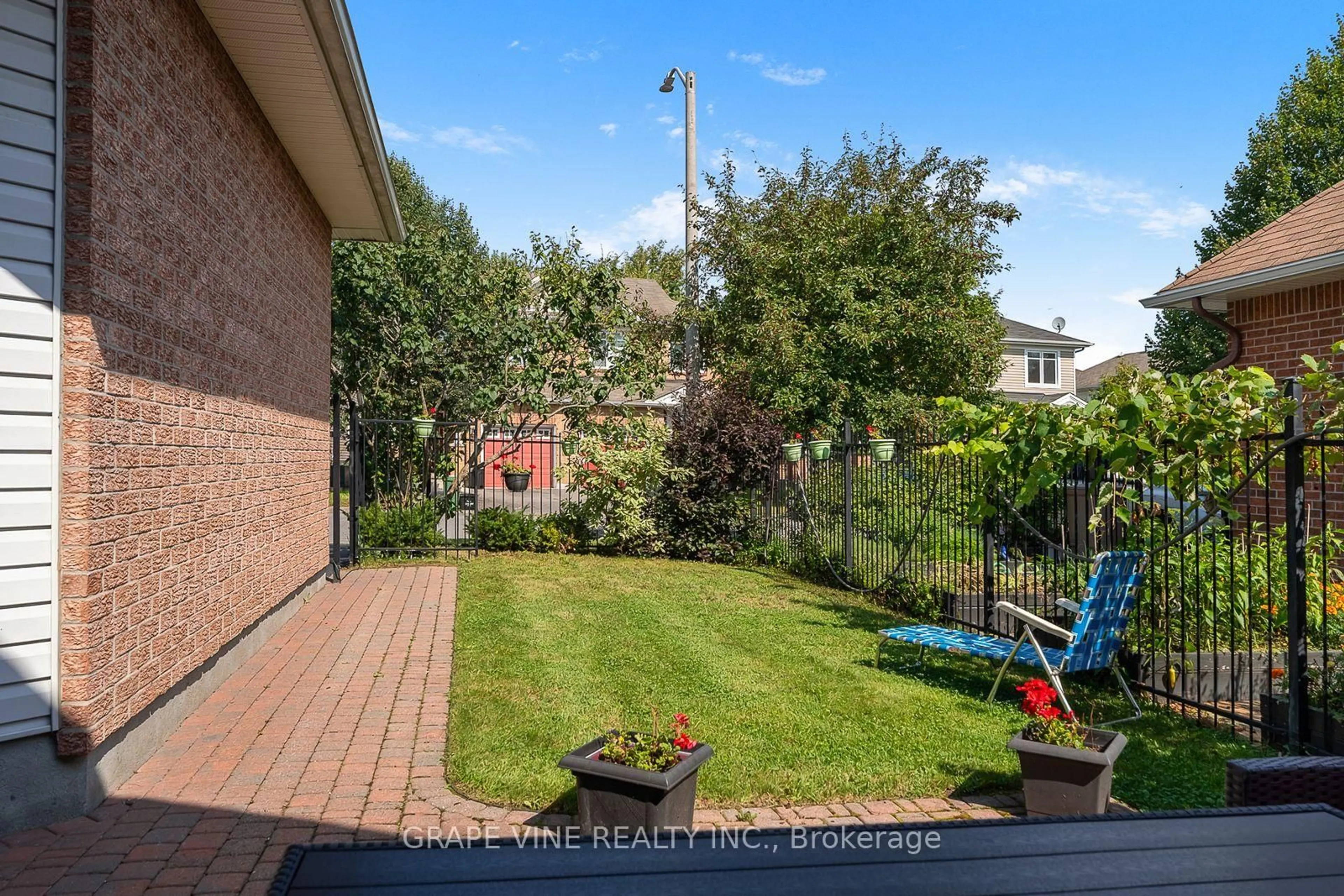 A pic from outside/outdoor area/front of a property/back of a property/a pic from drone, street for 319 Parkin Circ, Ottawa Ontario K1T 4G6