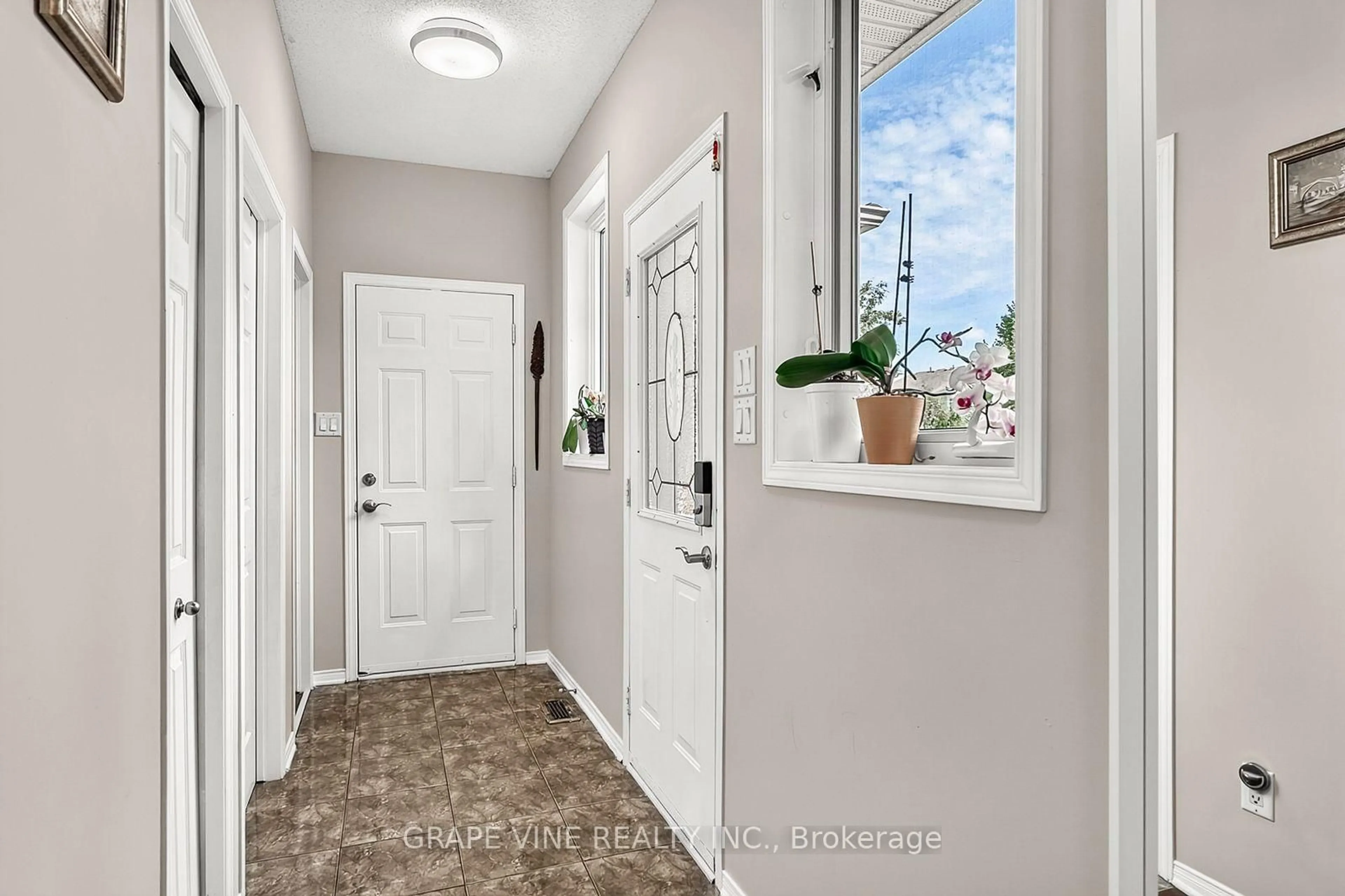 Indoor entryway for 319 Parkin Circ, Ottawa Ontario K1T 4G6