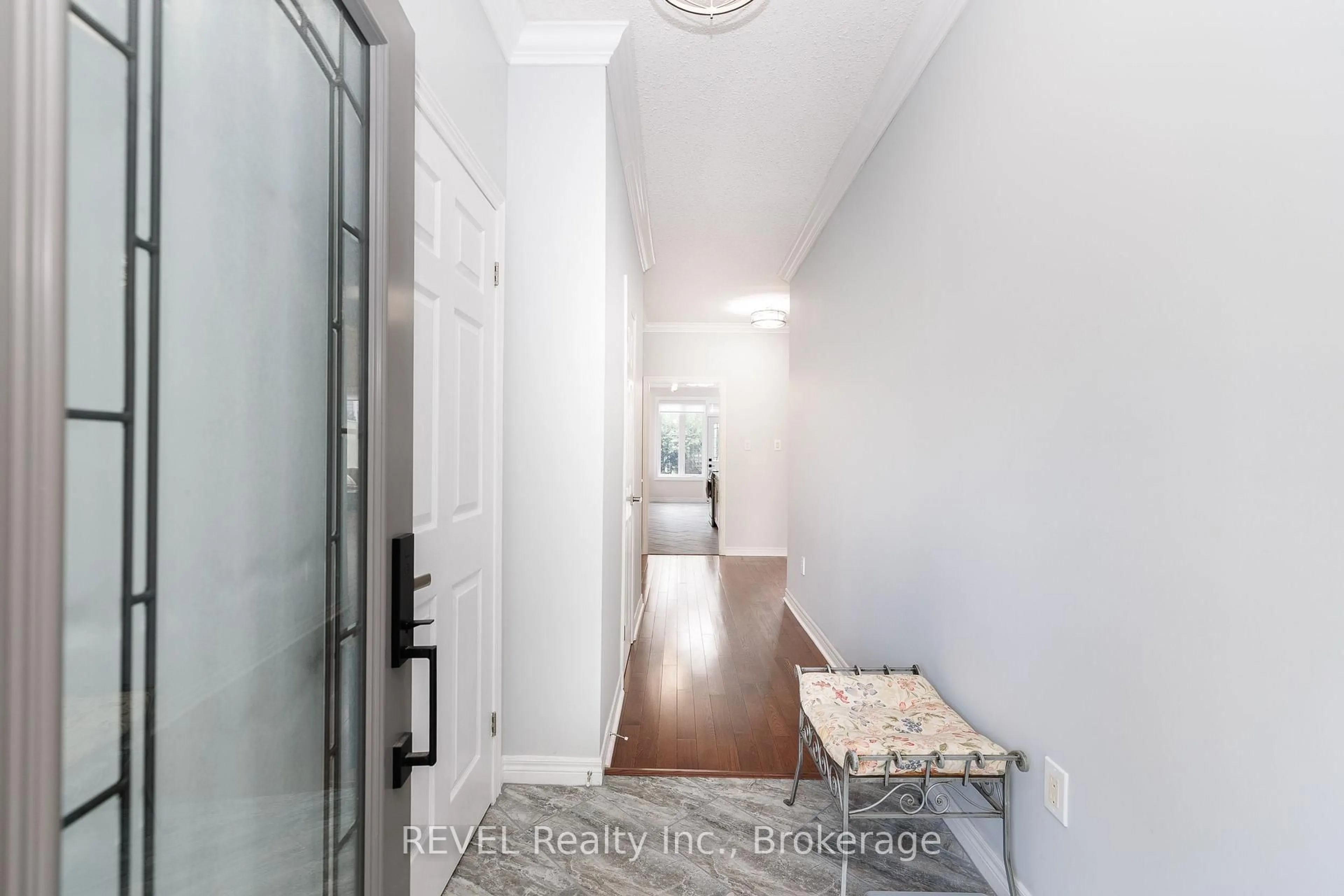 Indoor entryway for 6280 Stonefield Park, Niagara Falls Ontario L2J 4K1