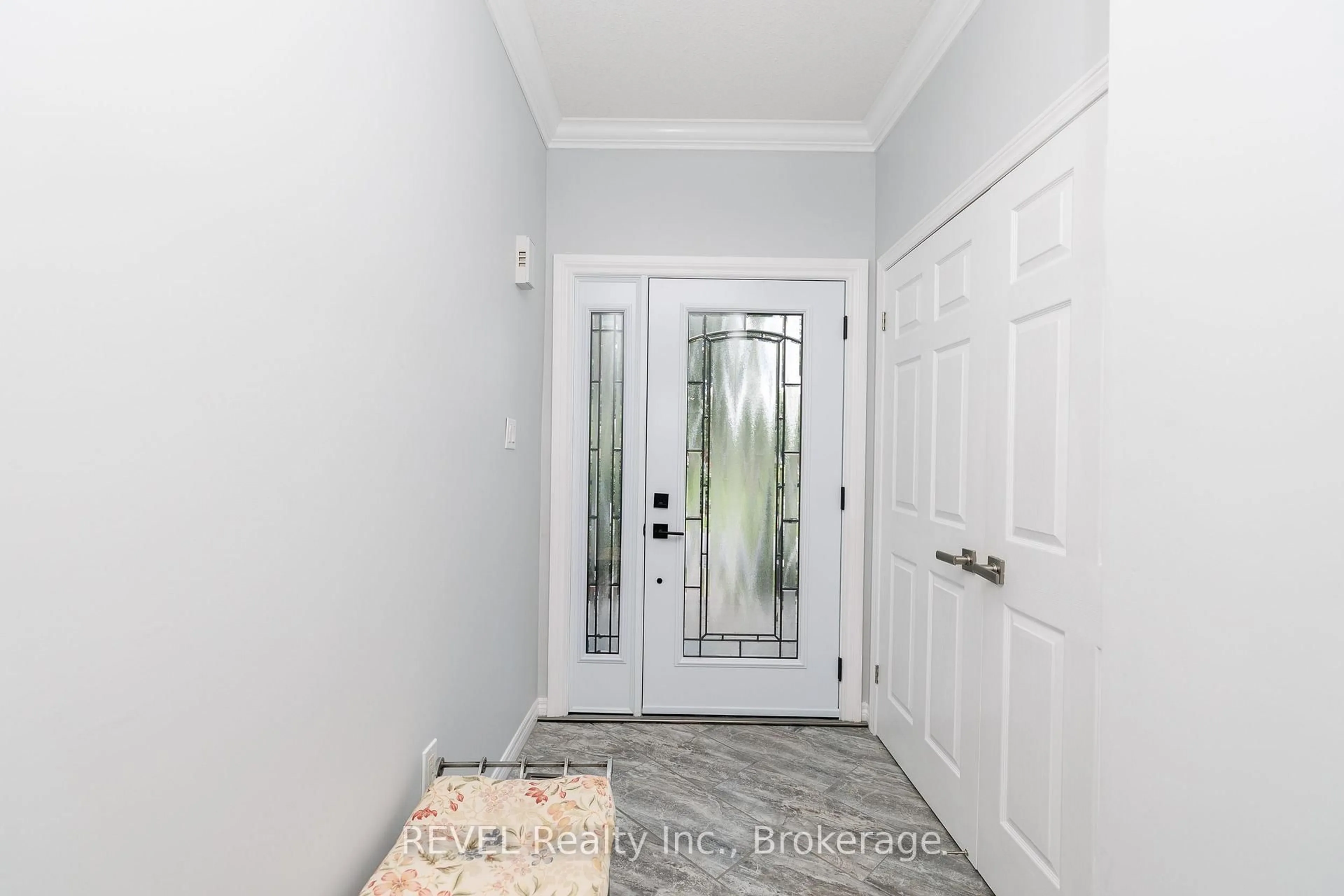 Indoor entryway for 6280 Stonefield Park, Niagara Falls Ontario L2J 4K1
