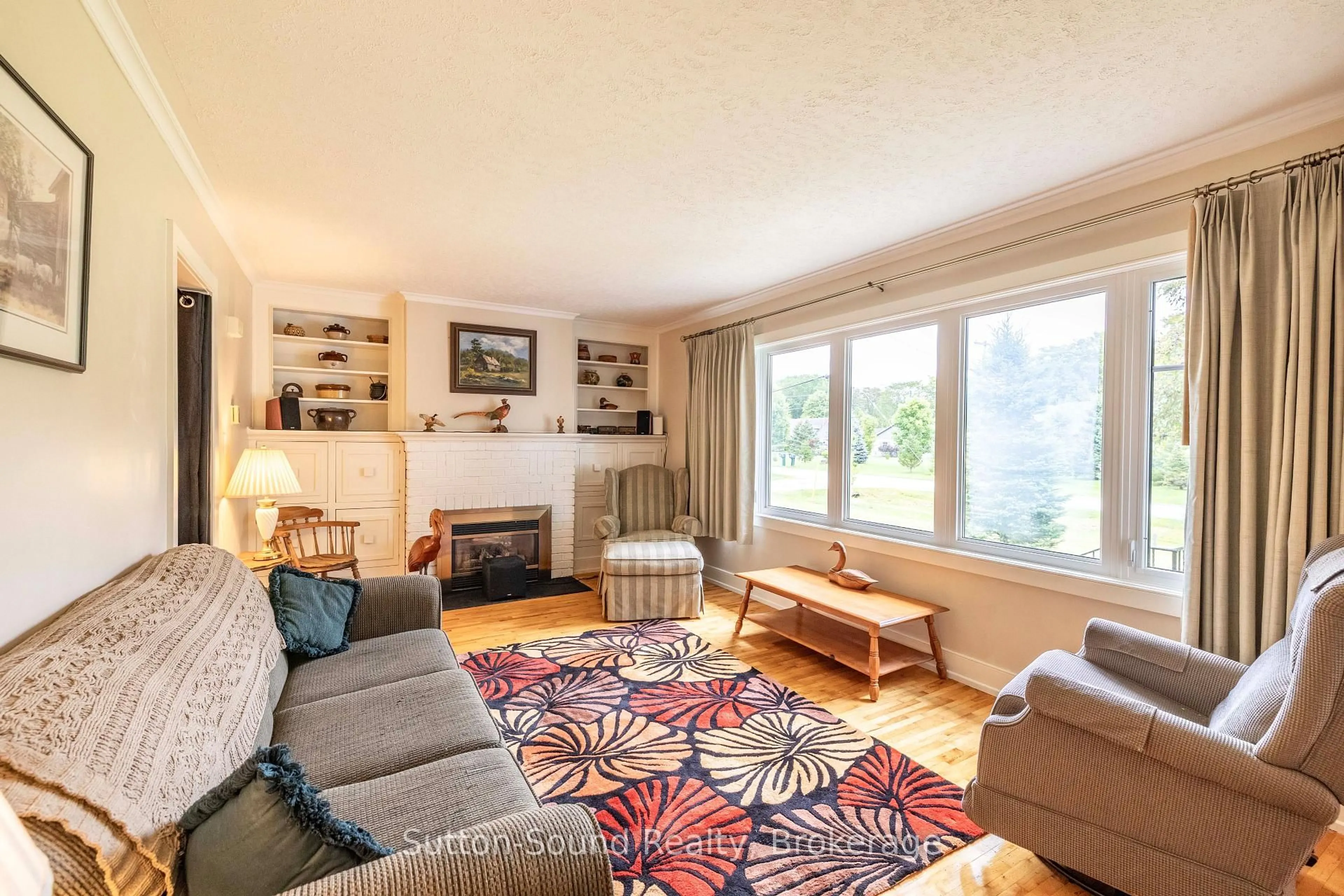 Living room with furniture, unknown for 827 13th St, Georgian Bluffs Ontario N4K 6V5