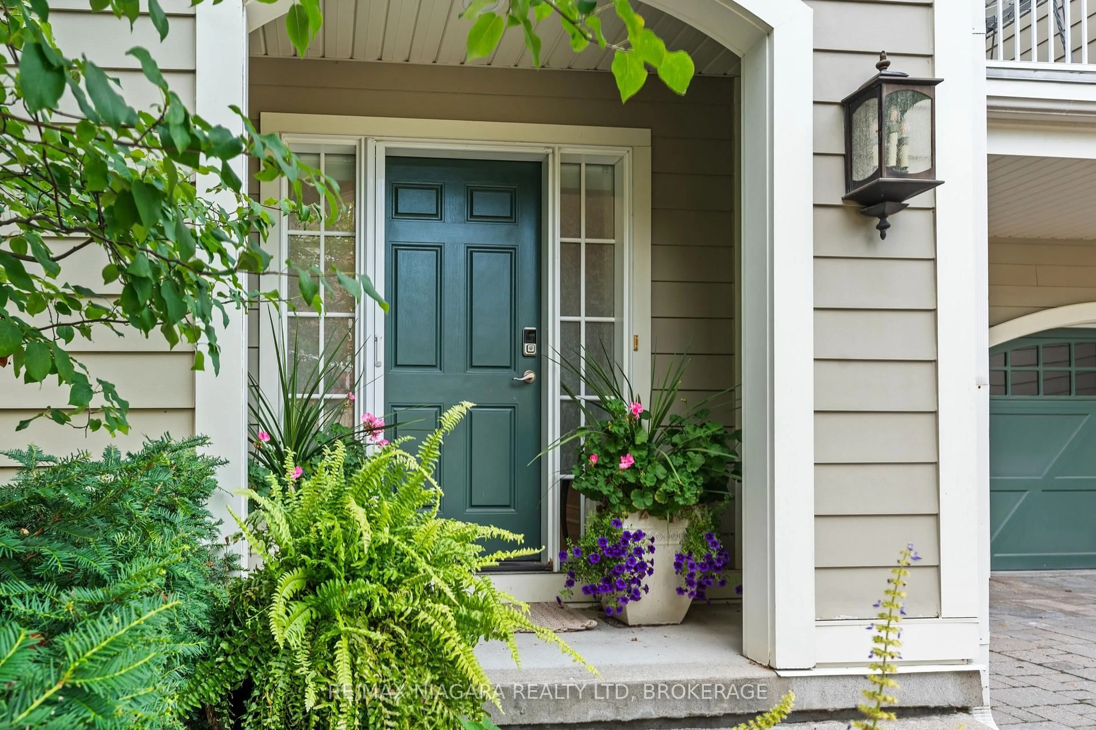 Indoor entryway for 175 QUEEN St #3, Niagara-on-the-Lake Ontario L0S 1J0