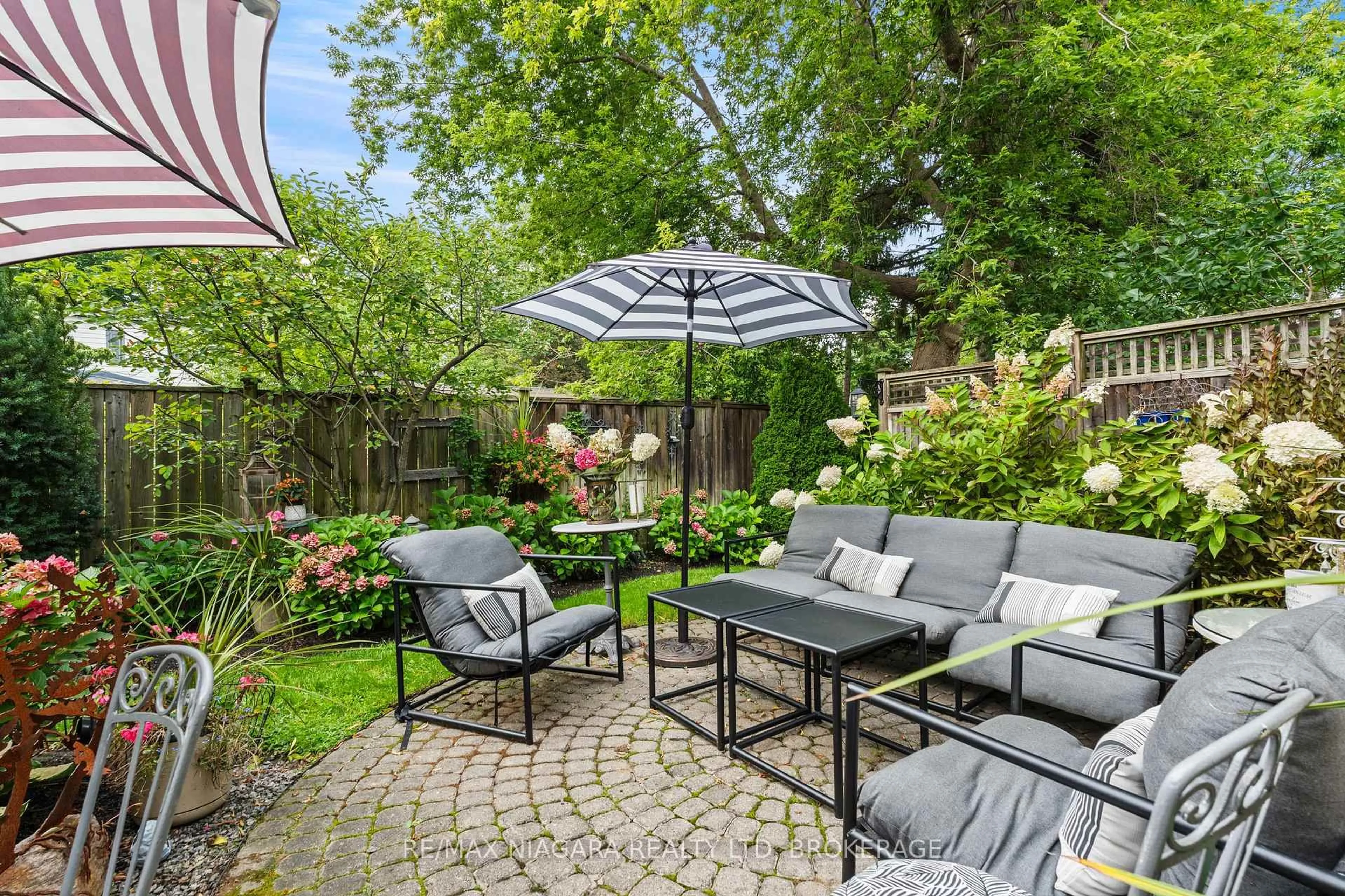 Patio, street for 175 QUEEN St #3, Niagara-on-the-Lake Ontario L0S 1J0