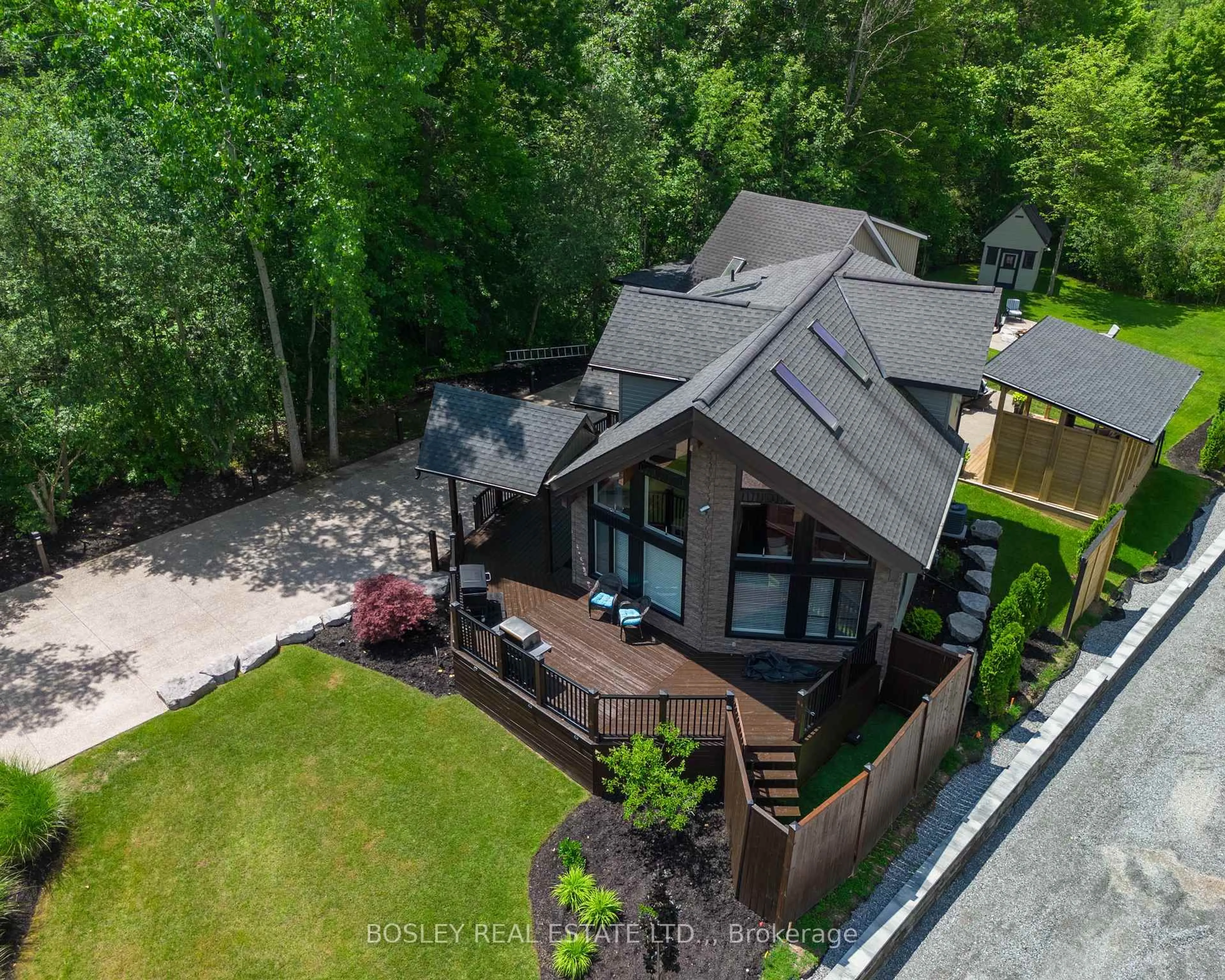 A pic from outside/outdoor area/front of a property/back of a property/a pic from drone, unknown for 4949 Lyon's Pkwy, Niagara Falls Ontario L2E 6S6