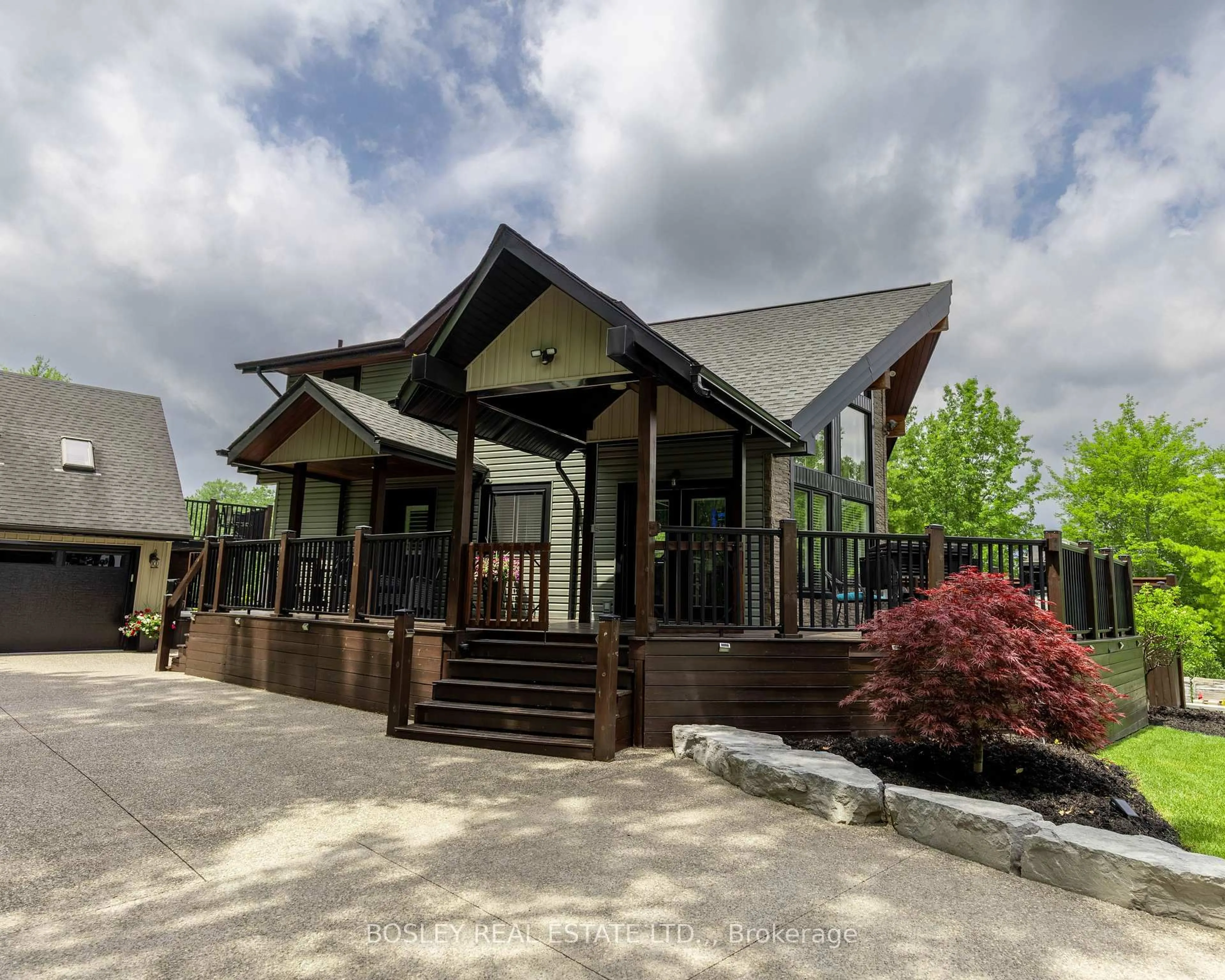 Indoor foyer for 4949 Lyon's Pkwy, Niagara Falls Ontario L2E 6S6