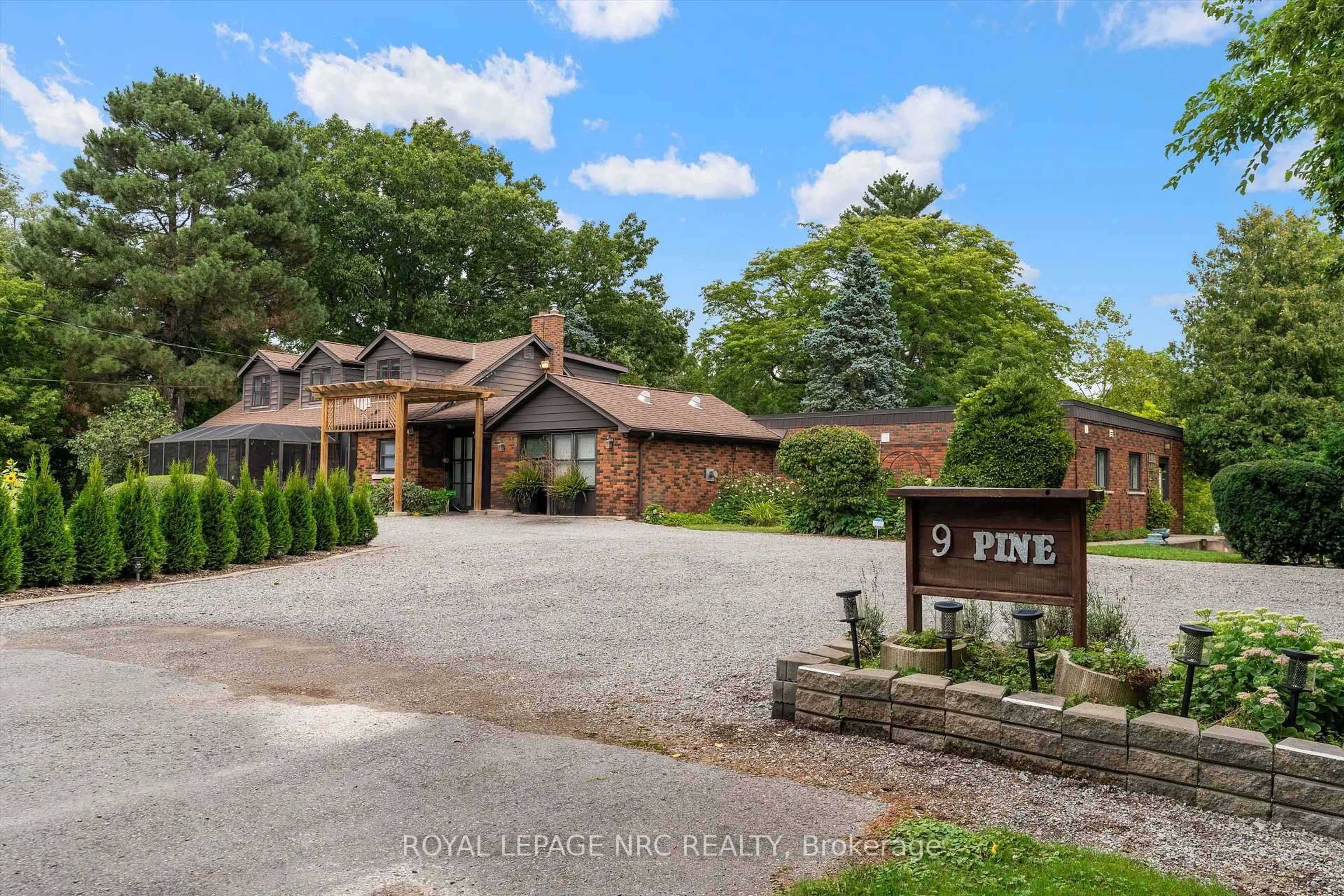 A pic from outside/outdoor area/front of a property/back of a property/a pic from drone, unknown for 9 Pine St, Niagara-on-the-Lake Ontario L0S 1J0