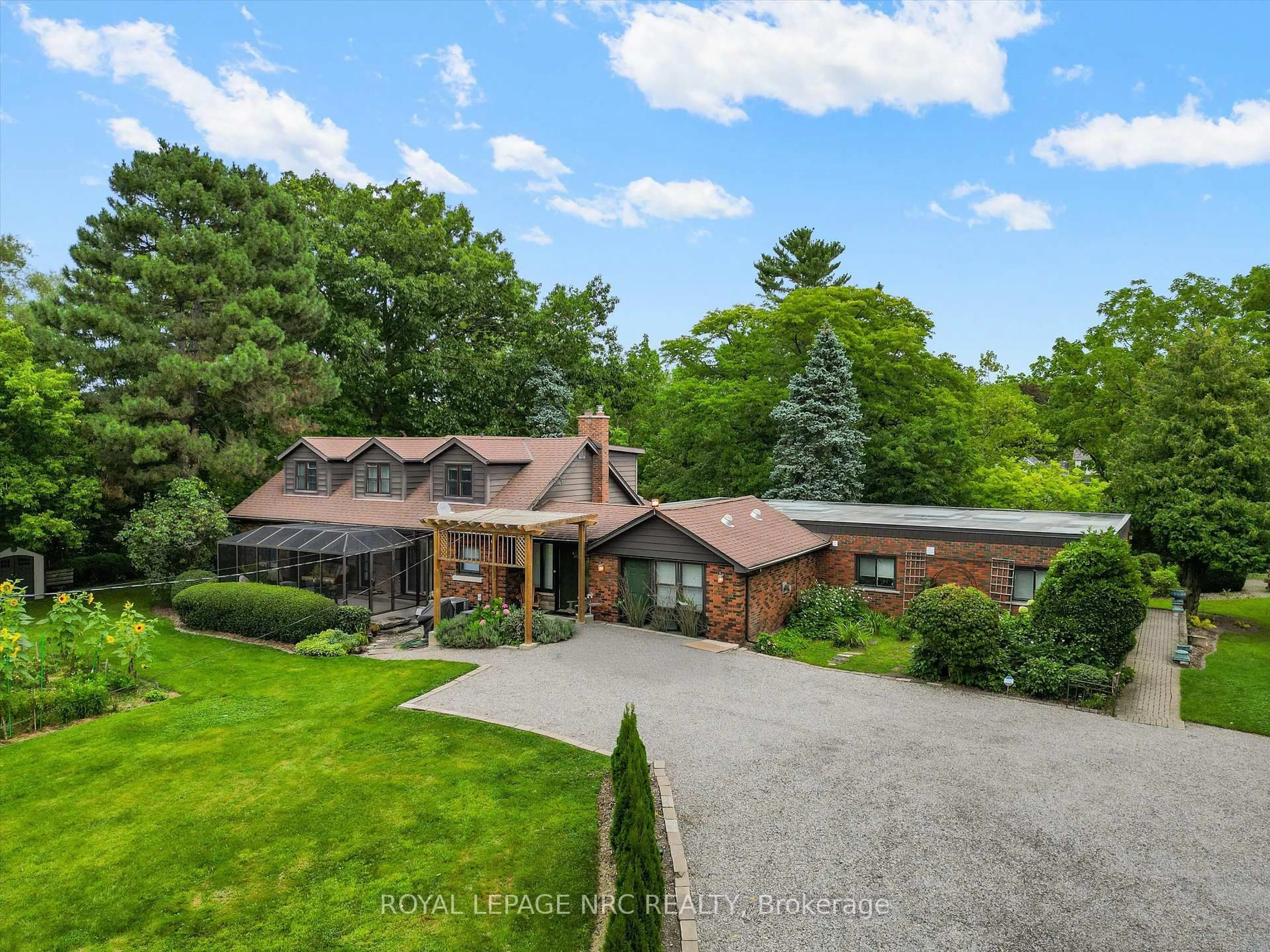A pic from outside/outdoor area/front of a property/back of a property/a pic from drone, unknown for 9 Pine St, Niagara-on-the-Lake Ontario L0S 1J0