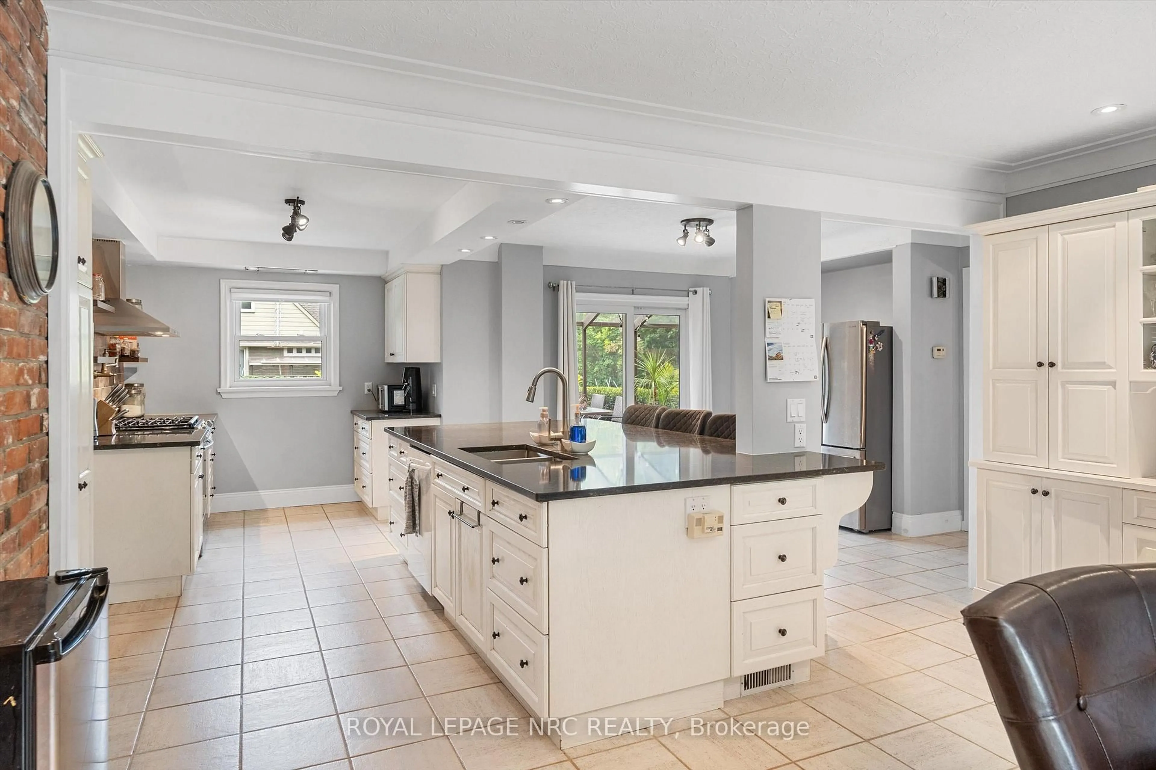 Open concept kitchen, ceramic/tile floor for 9 Pine St, Niagara-on-the-Lake Ontario L0S 1J0
