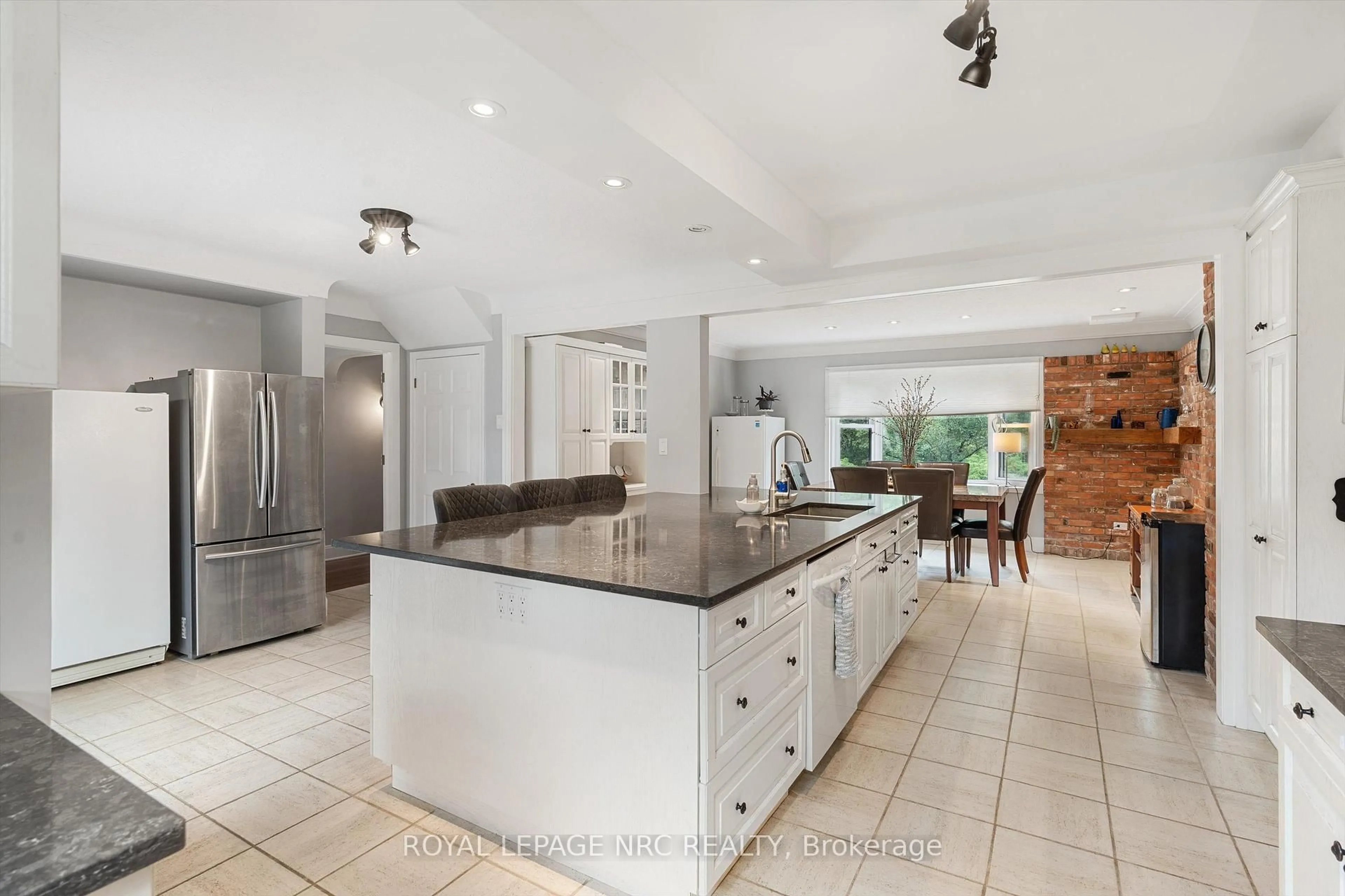 Open concept kitchen, ceramic/tile floor for 9 Pine St, Niagara-on-the-Lake Ontario L0S 1J0