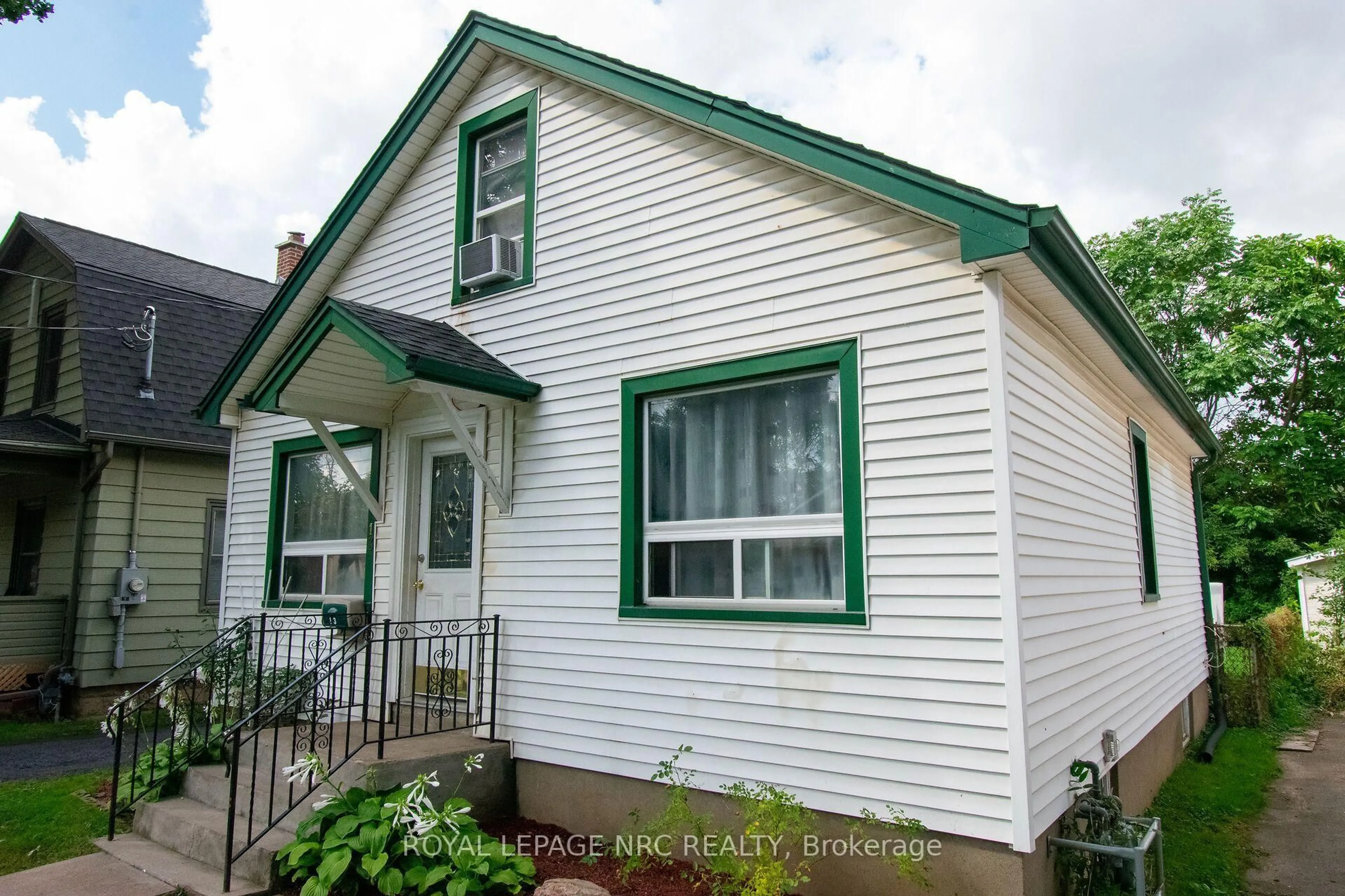 Home with vinyl exterior material, building for 13 Mildred Ave, St. Catharines Ontario L2R 6H9