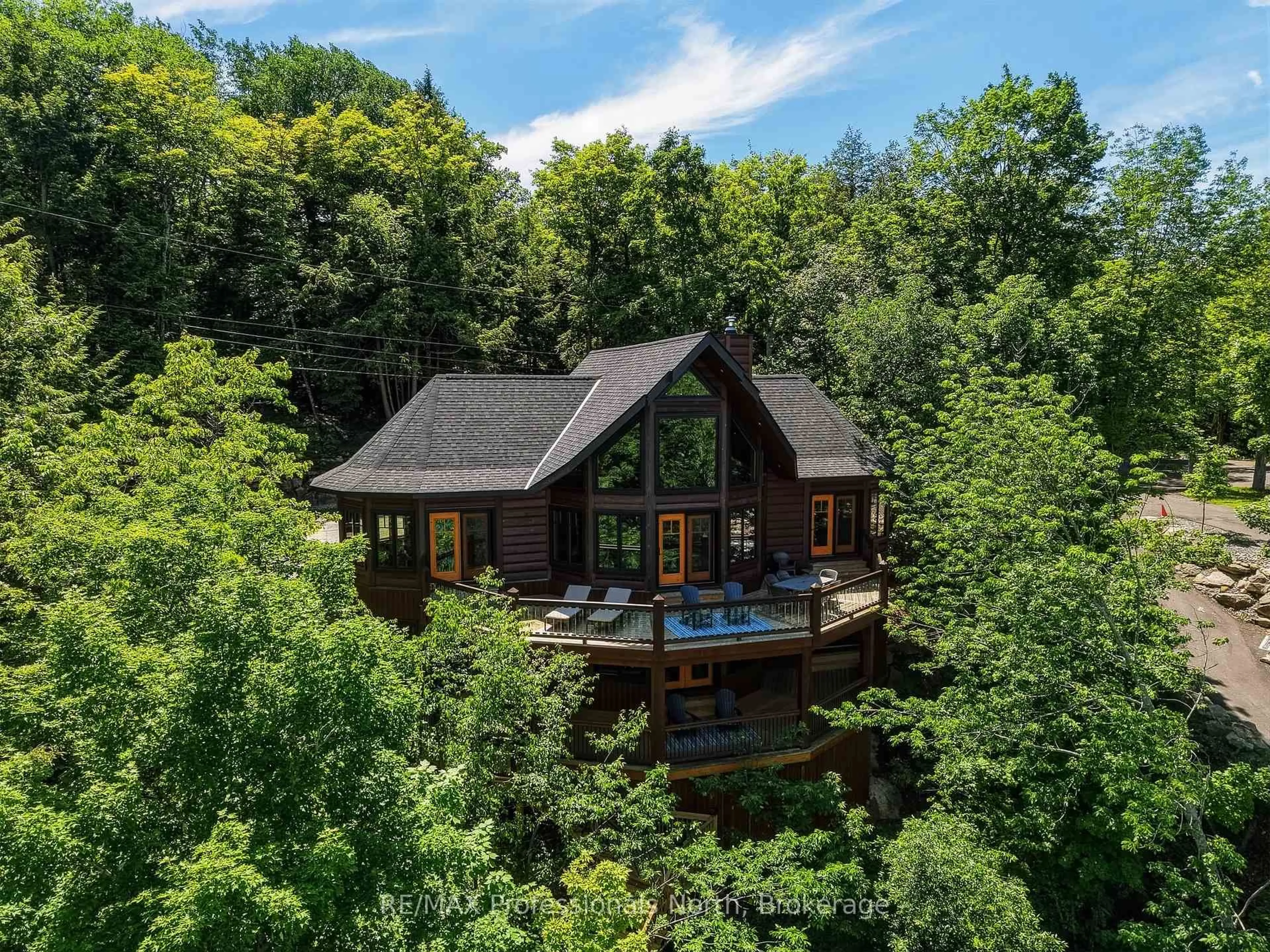 A pic from outside/outdoor area/front of a property/back of a property/a pic from drone, forest/trees view for 1666 Beaumont Dr, Bracebridge Ontario P1L 1X2