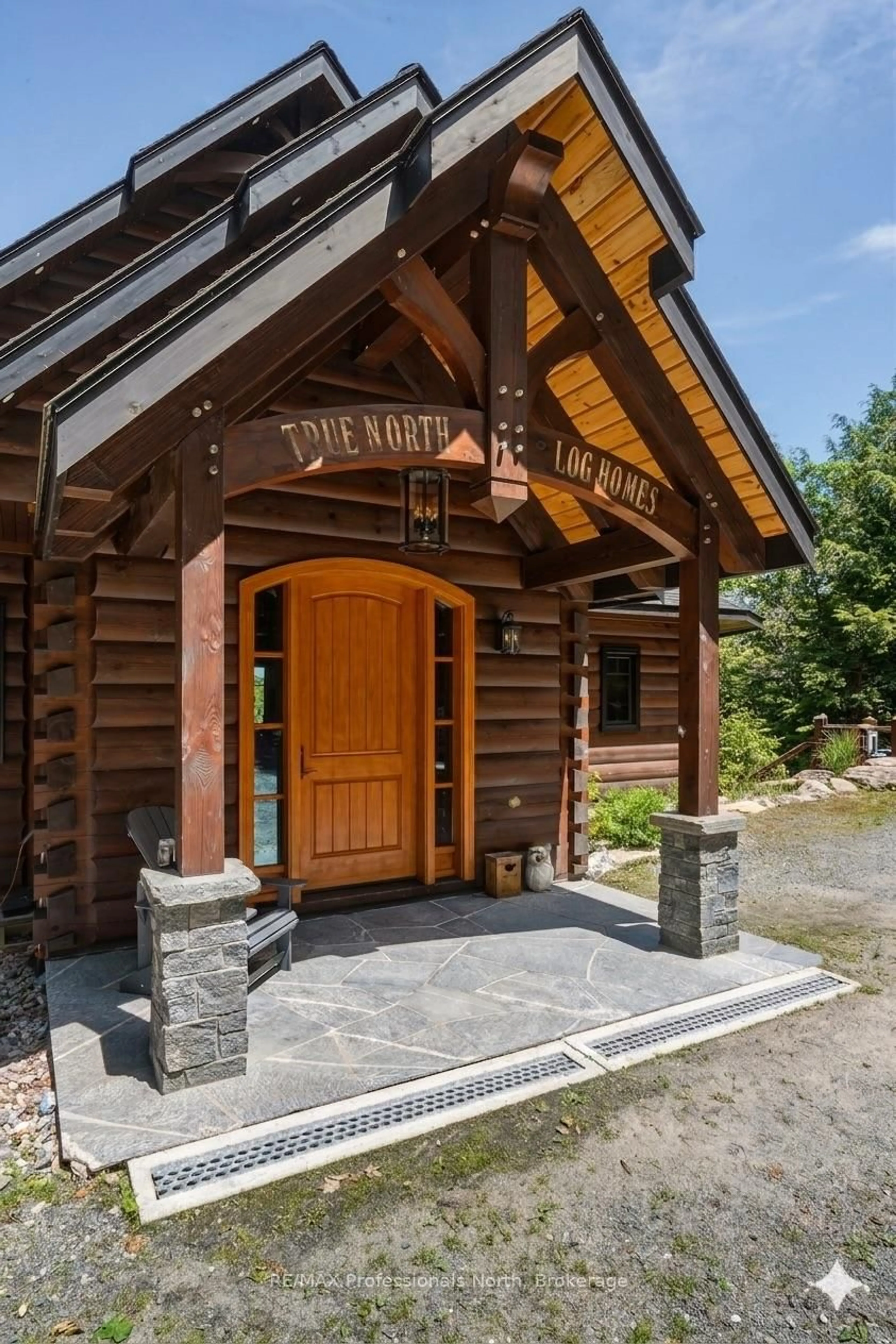 Indoor entryway for 1666 Beaumont Dr, Bracebridge Ontario P1L 1X2