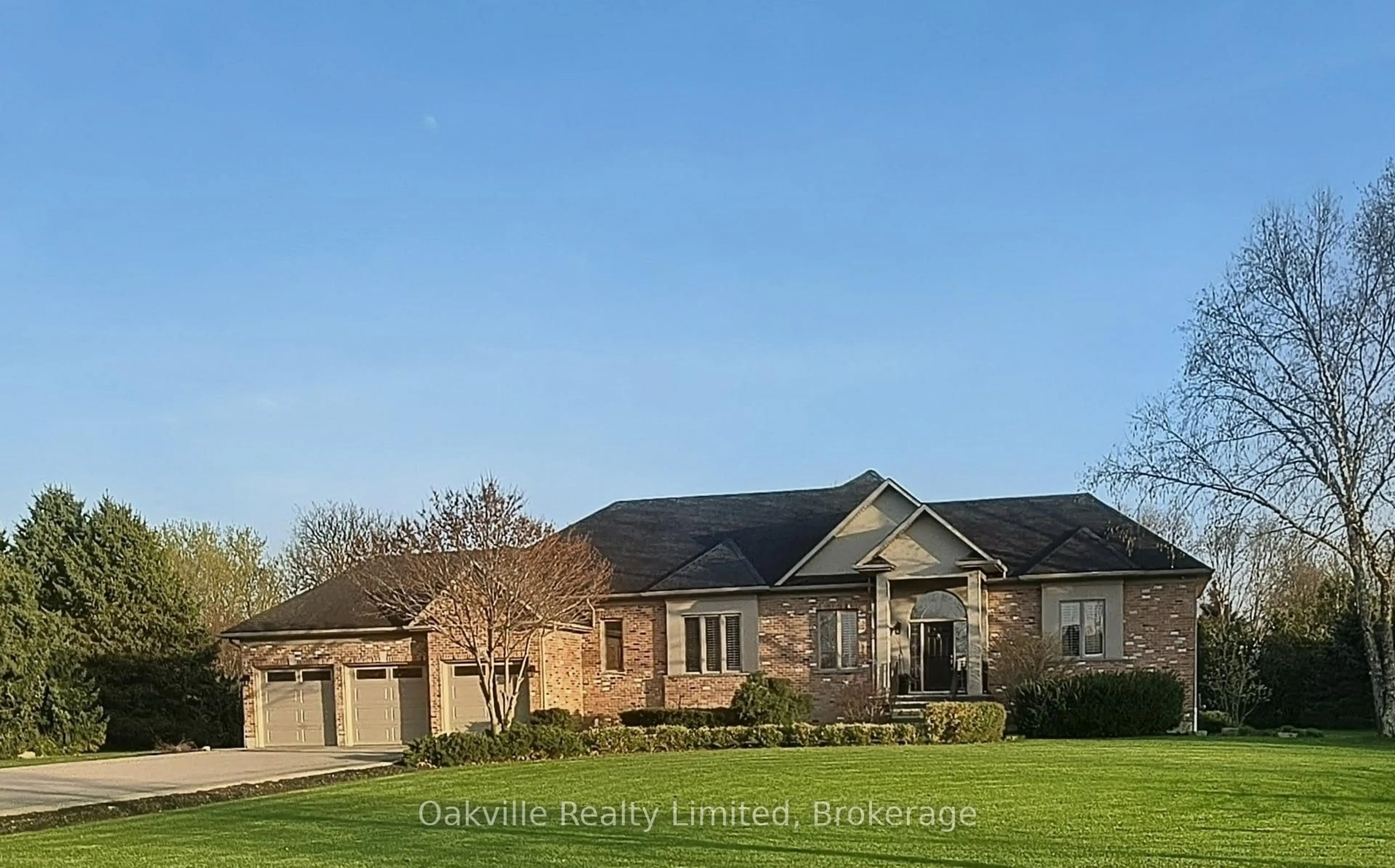 A pic from outside/outdoor area/front of a property/back of a property/a pic from drone, water/lake/river/ocean view for 45 Gatepost Pl, Hamilton Ontario L0R 1T0
