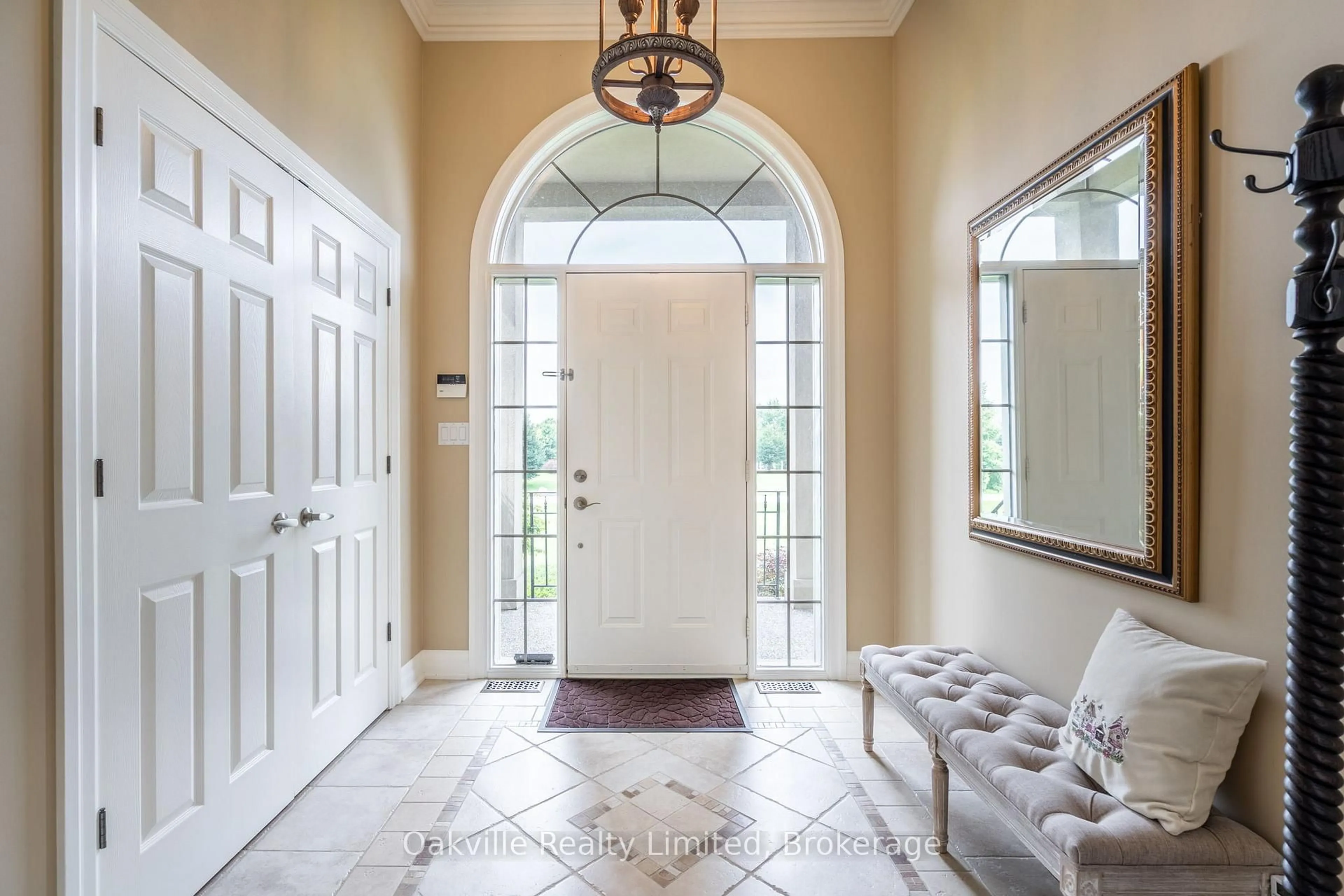 Indoor entryway for 45 Gatepost Pl, Hamilton Ontario L0R 1T0