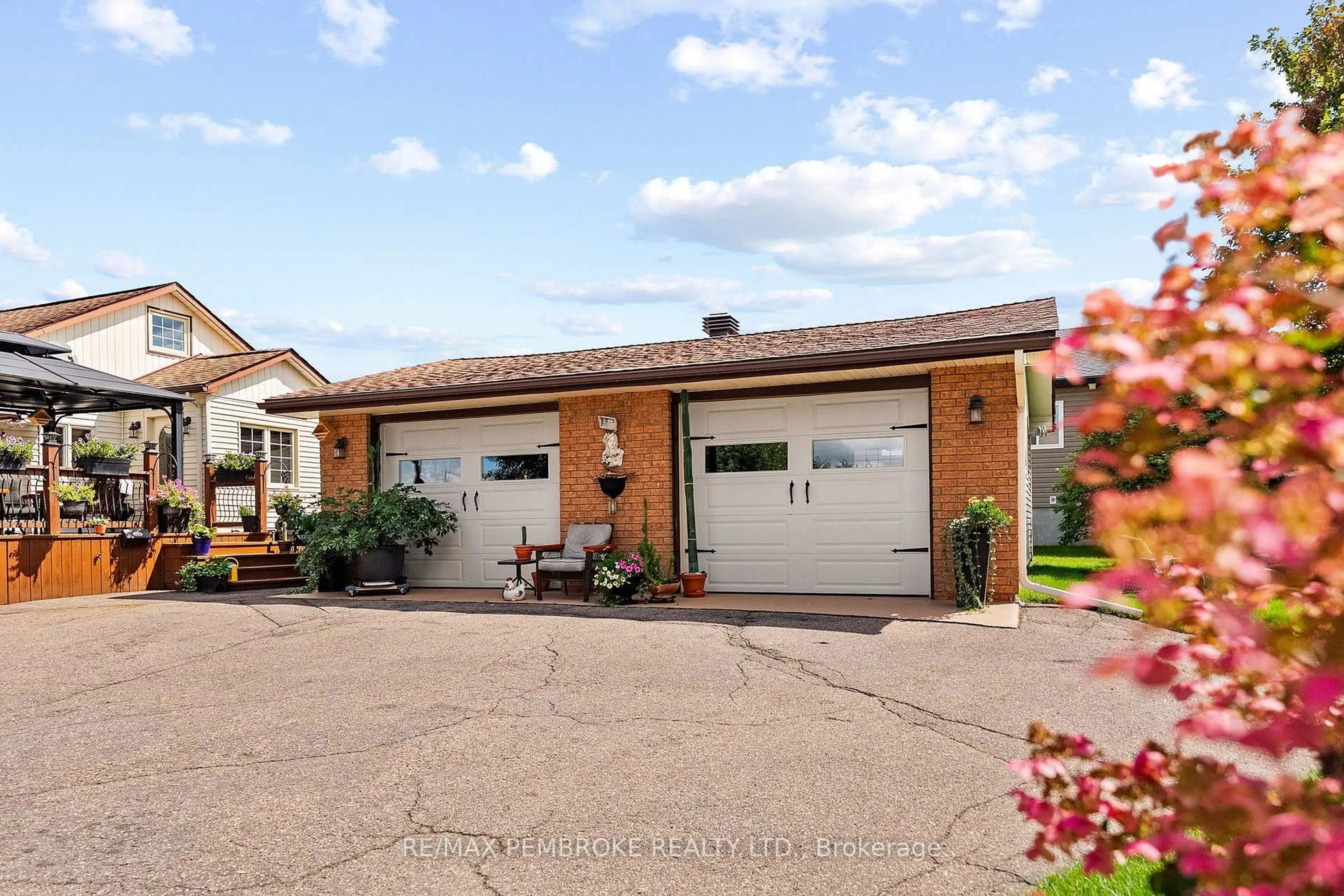 A pic from outside/outdoor area/front of a property/back of a property/a pic from drone, street for 1315 Blakely Cres, Pembroke Ontario K8A 6Z9