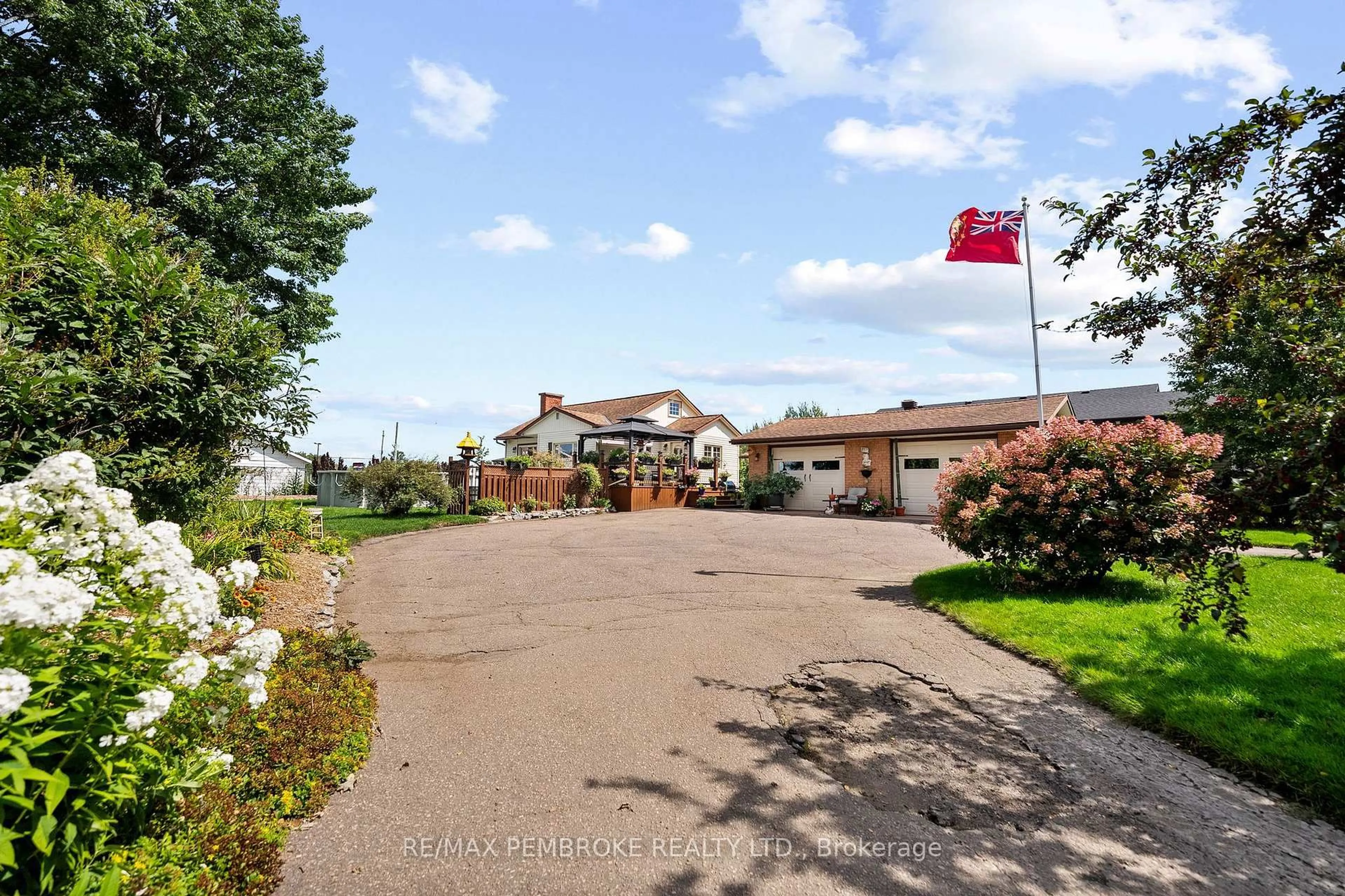 A pic from outside/outdoor area/front of a property/back of a property/a pic from drone, unknown for 1315 Blakely Cres, Pembroke Ontario K8A 6Z9