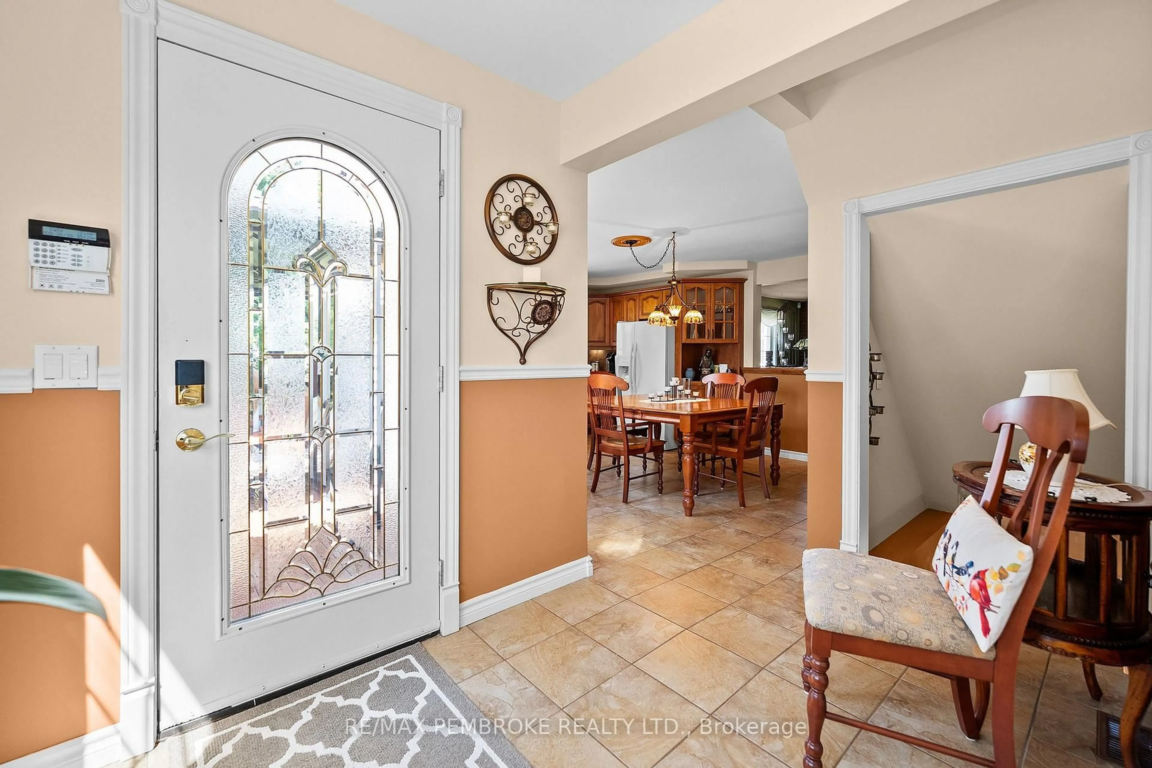 Indoor entryway for 1315 Blakely Cres, Pembroke Ontario K8A 6Z9
