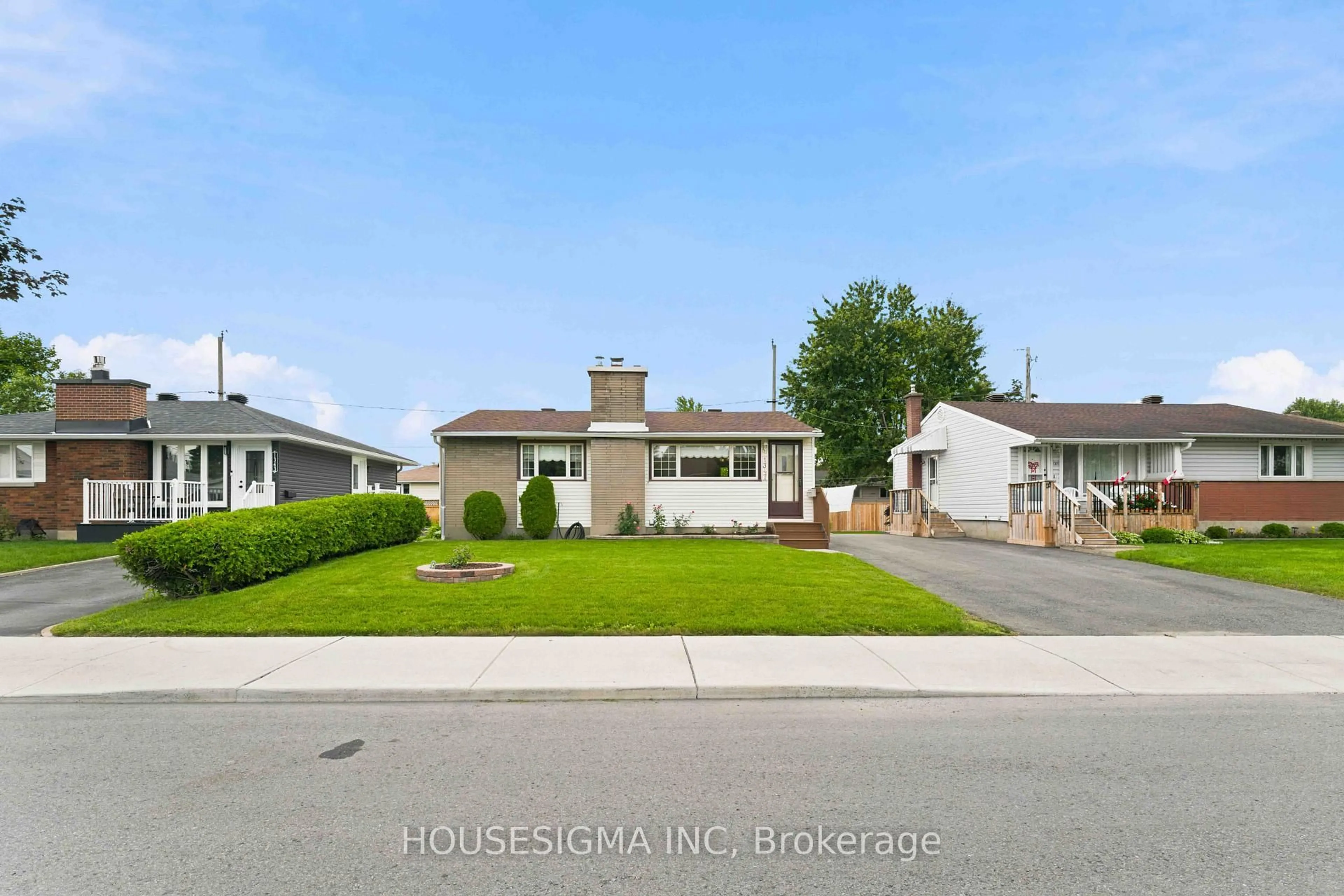 A pic from outside/outdoor area/front of a property/back of a property/a pic from drone, street for 1347 Avenue R Ave, Ottawa Ontario K1G 0C1