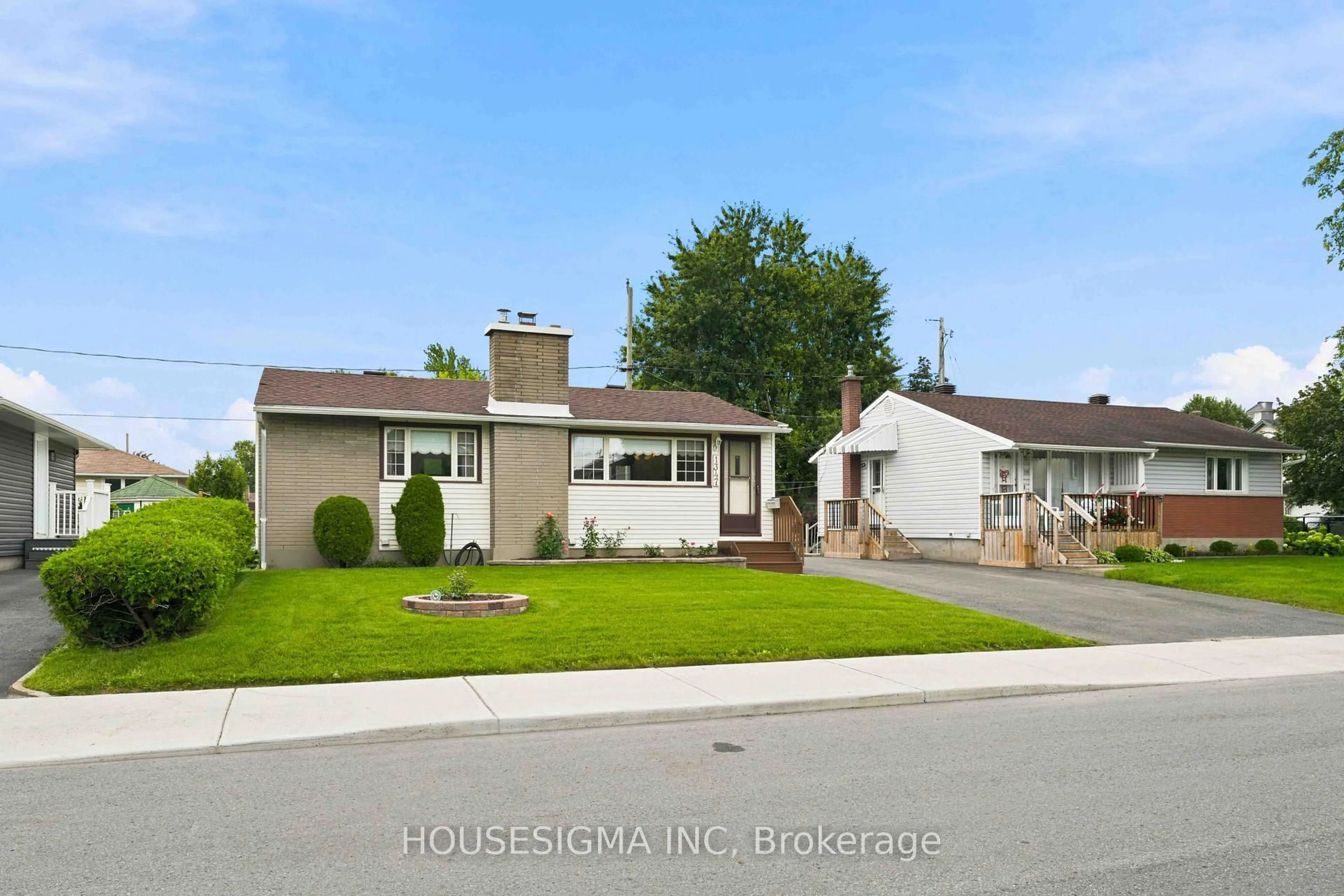 Home with vinyl exterior material, street for 1347 Avenue R Ave, Ottawa Ontario K1G 0C1
