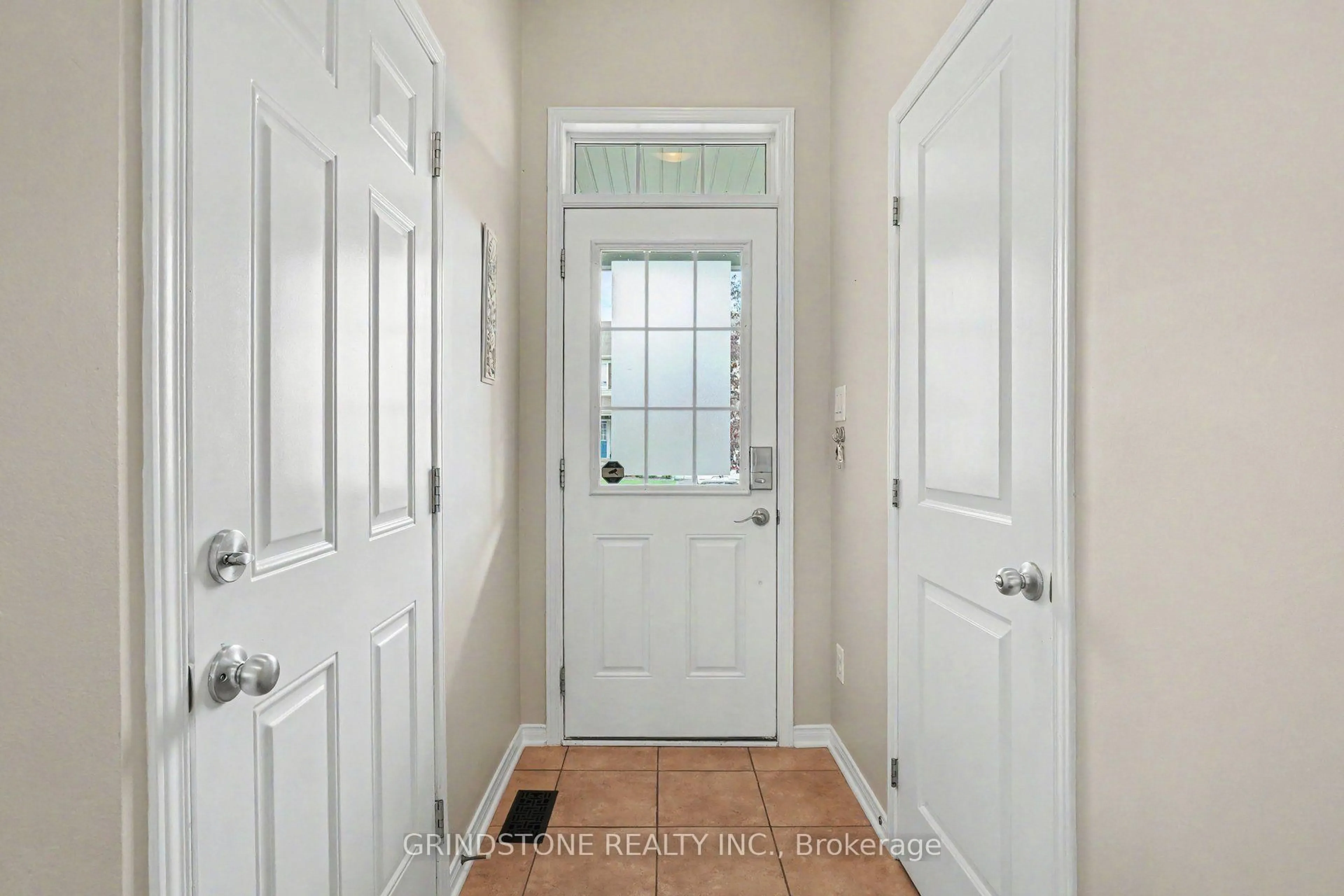 Indoor entryway for 804 Kennacraig Private, Ottawa Ontario K2J 5T5