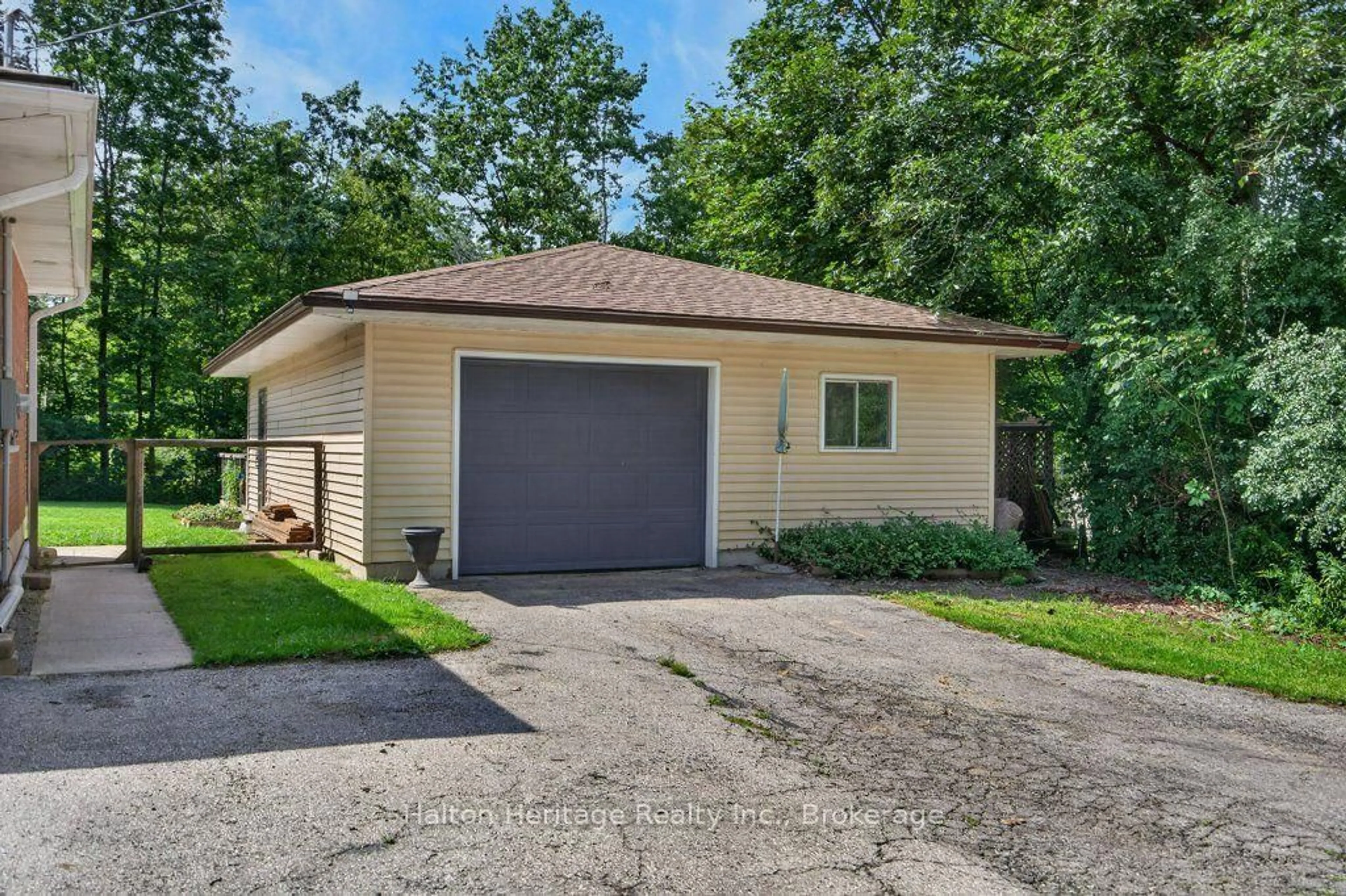 Indoor garage for 4854 Haldimand Road 20 Rd, Haldimand Ontario N1A 2W3