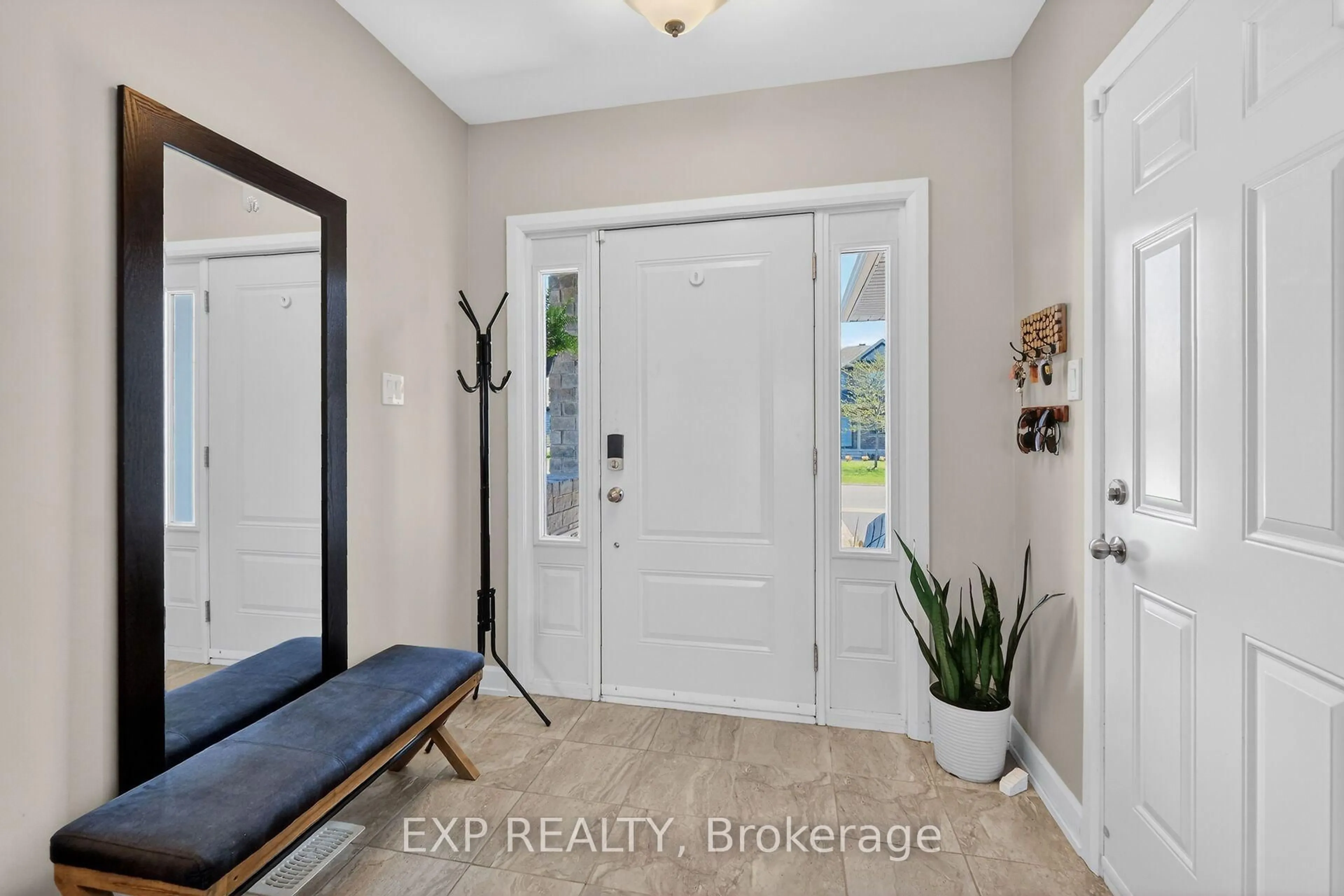 Indoor entryway for 450 Central Park Blvd, Russell Ontario K4R 0C6