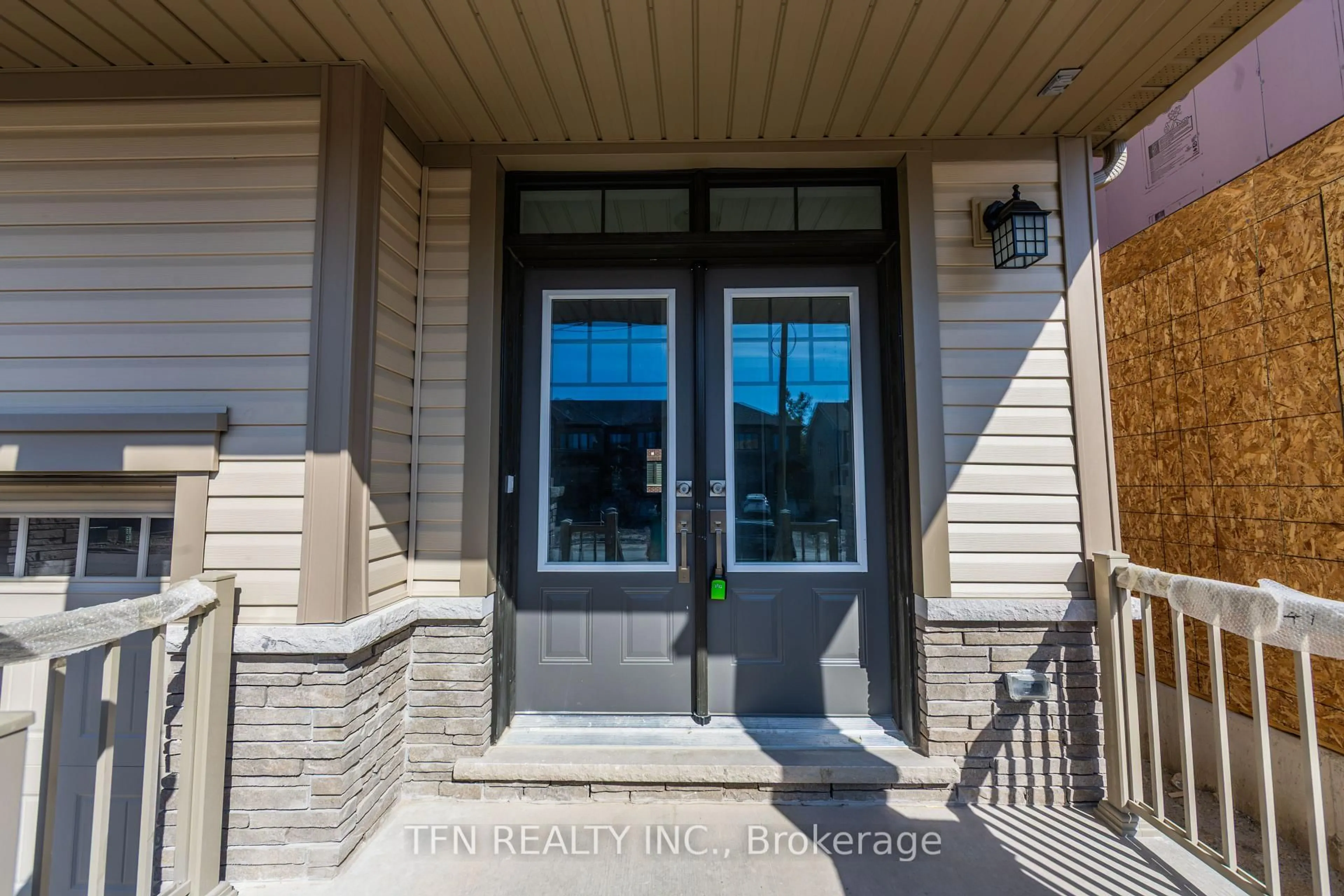 Indoor entryway for 385 Starlight Ave, Woolwich Ontario N0B 1M0