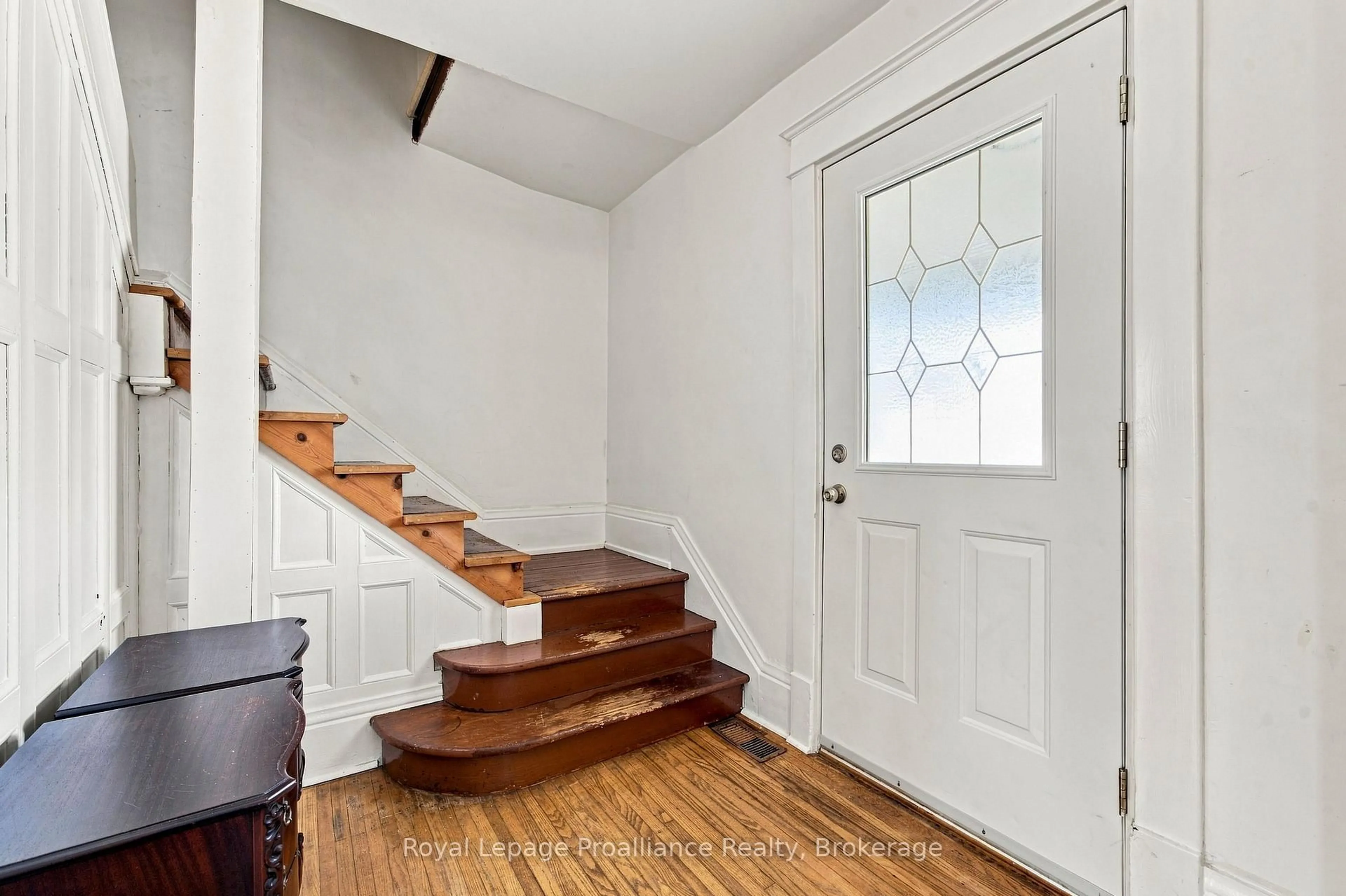 Indoor entryway for 135 Mcgill St, Quinte West Ontario K8V 3K3