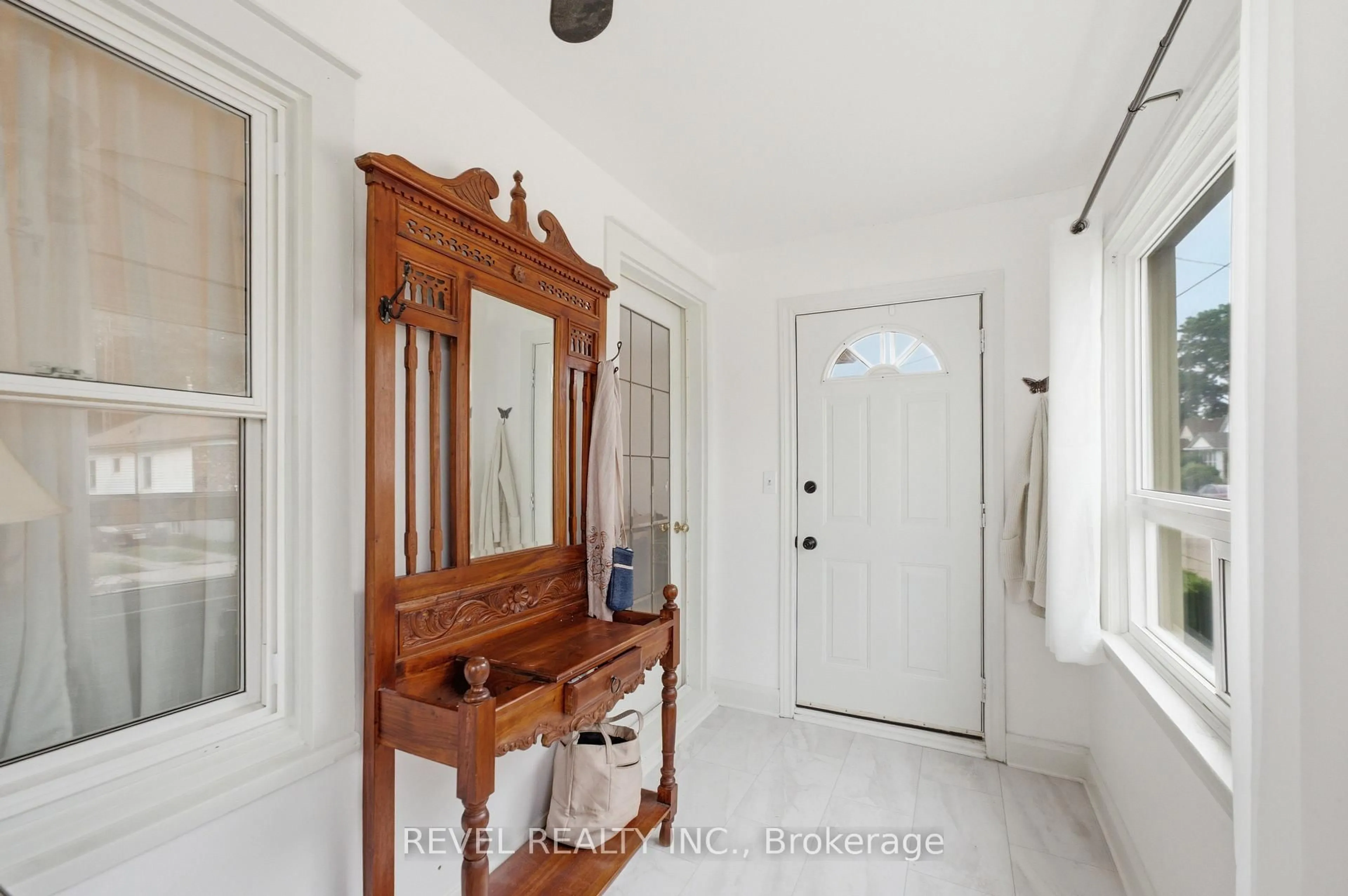 Indoor entryway for 81 Vale Ave, St. Catharines Ontario L2R 1T5
