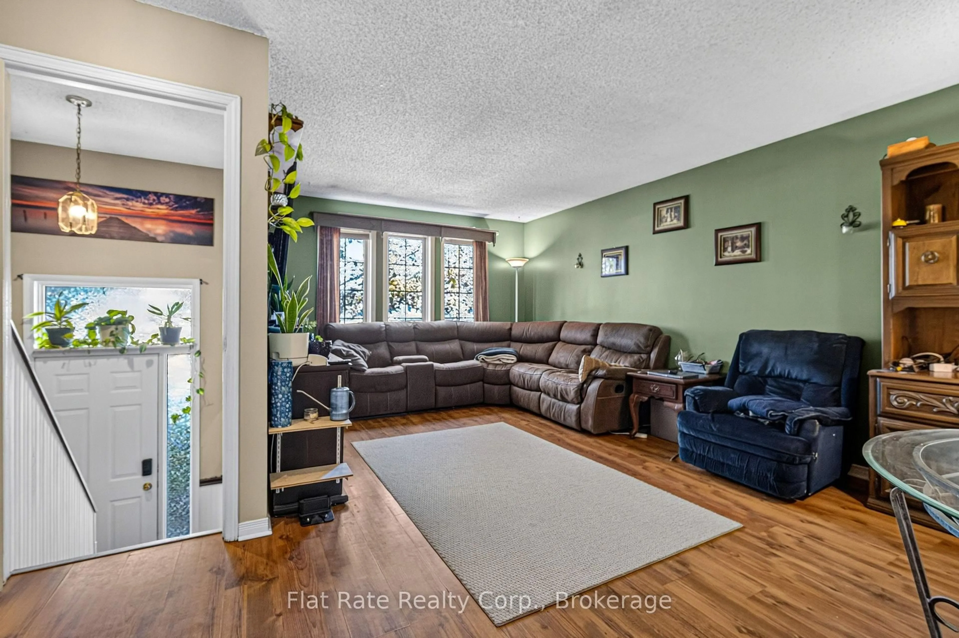 Living room with furniture, unknown for 5 HUDSPETH Crt, Kawartha Lakes Ontario K9V 1T9