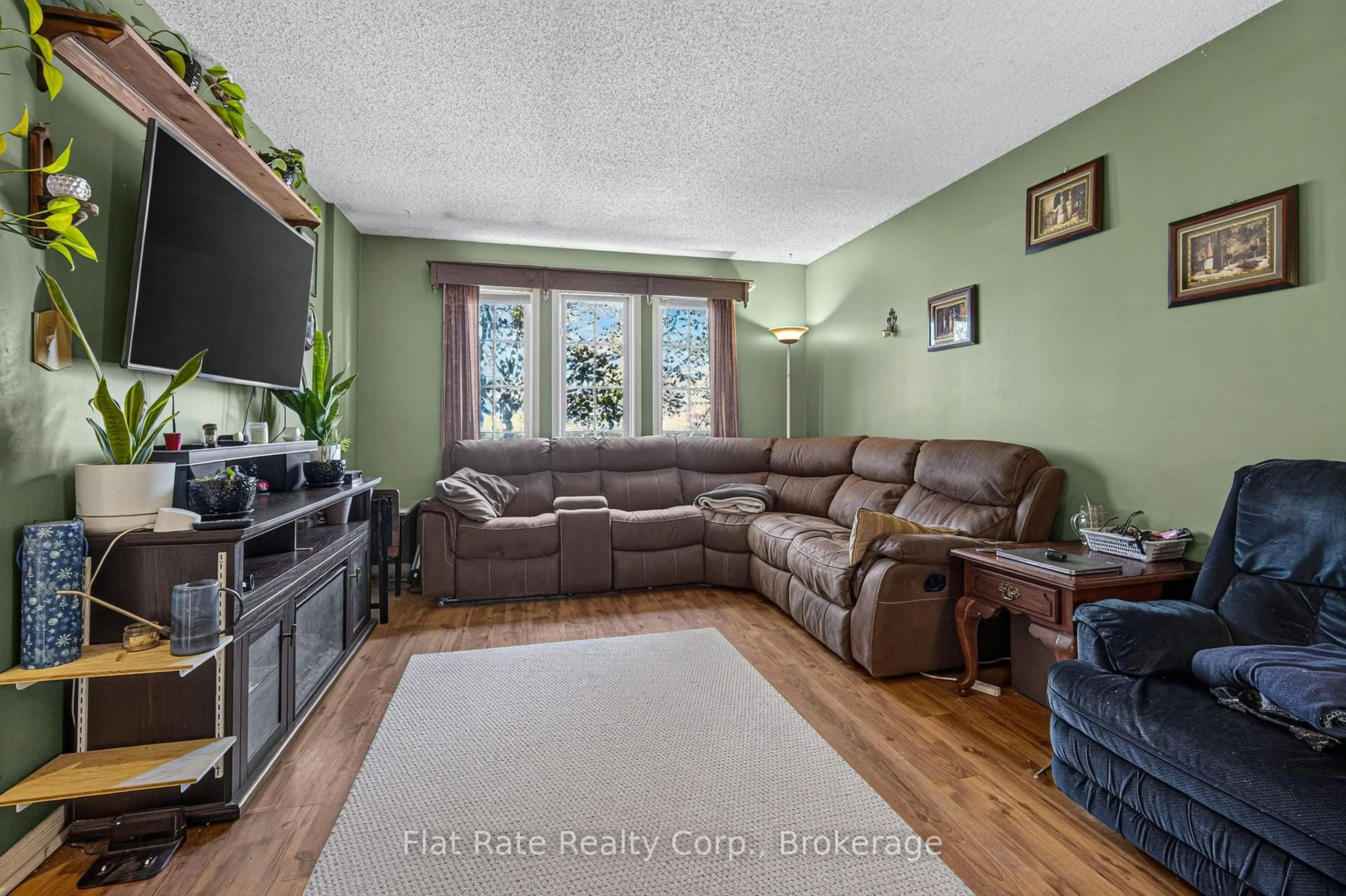 Living room with furniture, unknown for 5 HUDSPETH Crt, Kawartha Lakes Ontario K9V 1T9