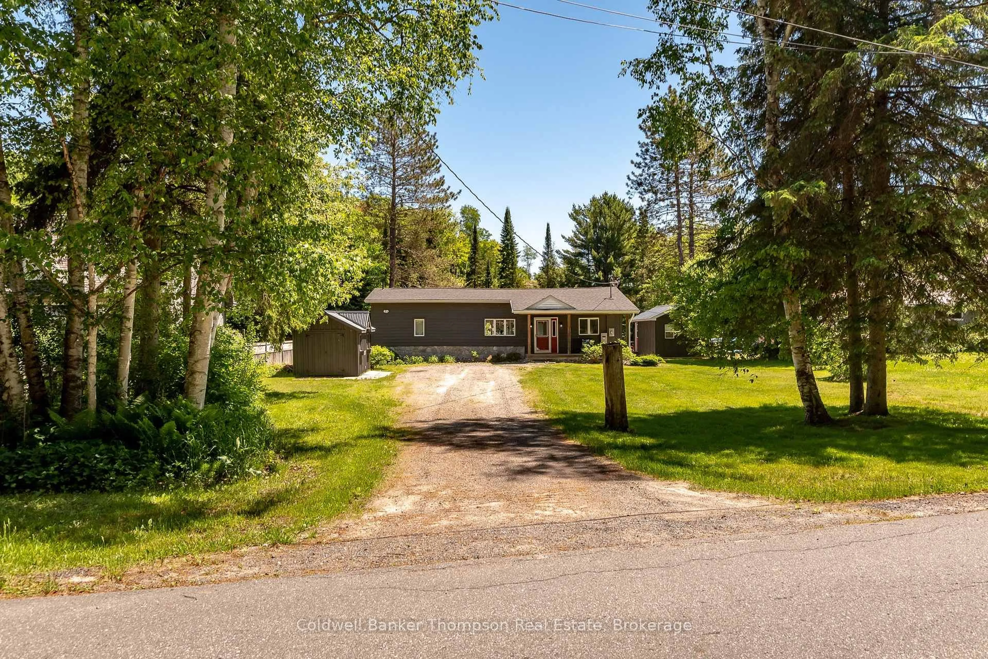 A pic from outside/outdoor area/front of a property/back of a property/a pic from drone, street for 31 Glen Acres Rd, Huntsville Ontario P1H 1N6