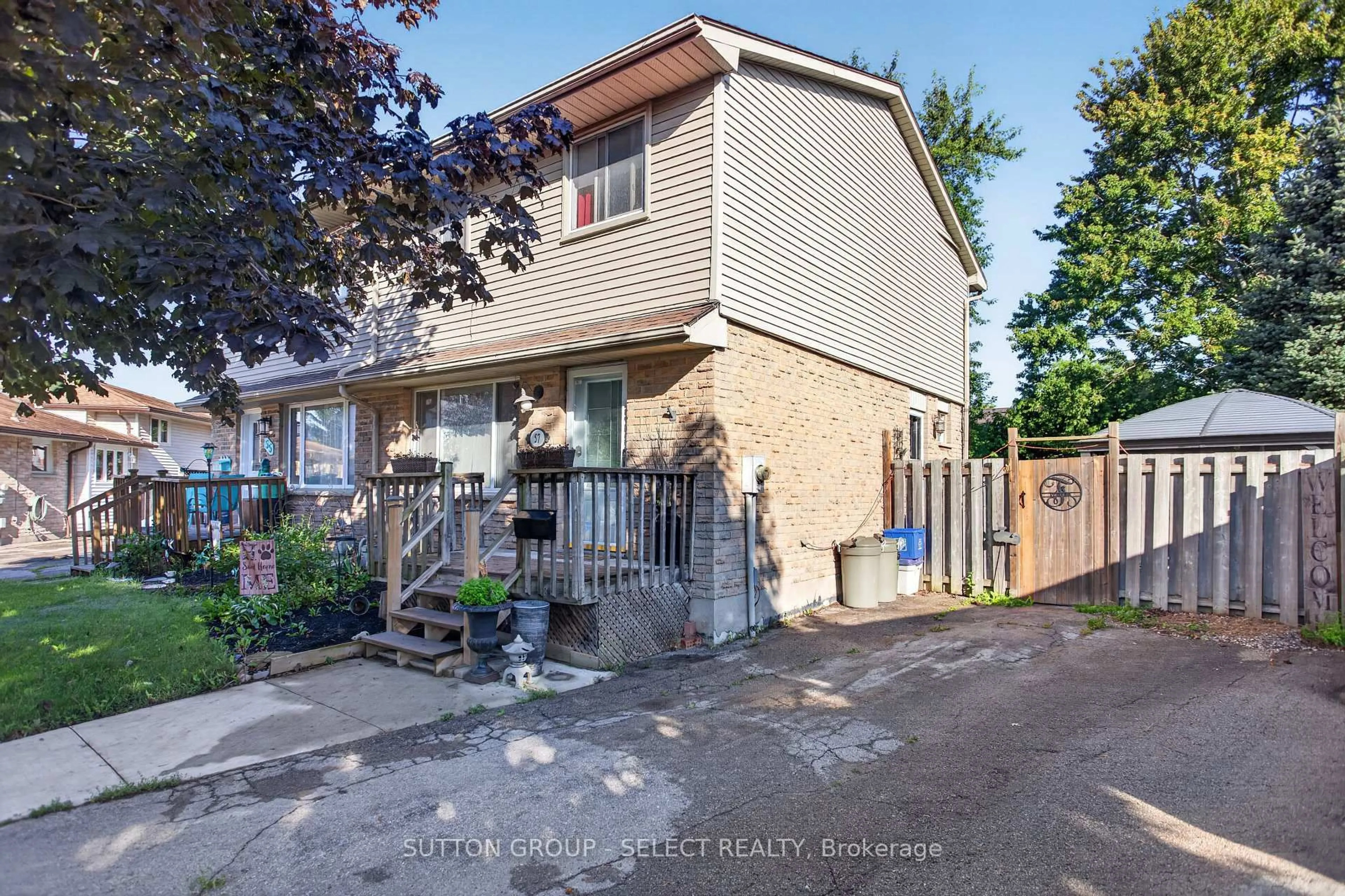A pic from outside/outdoor area/front of a property/back of a property/a pic from drone, street for 57 Edgemere Pl, London South Ontario N5Z 4M7