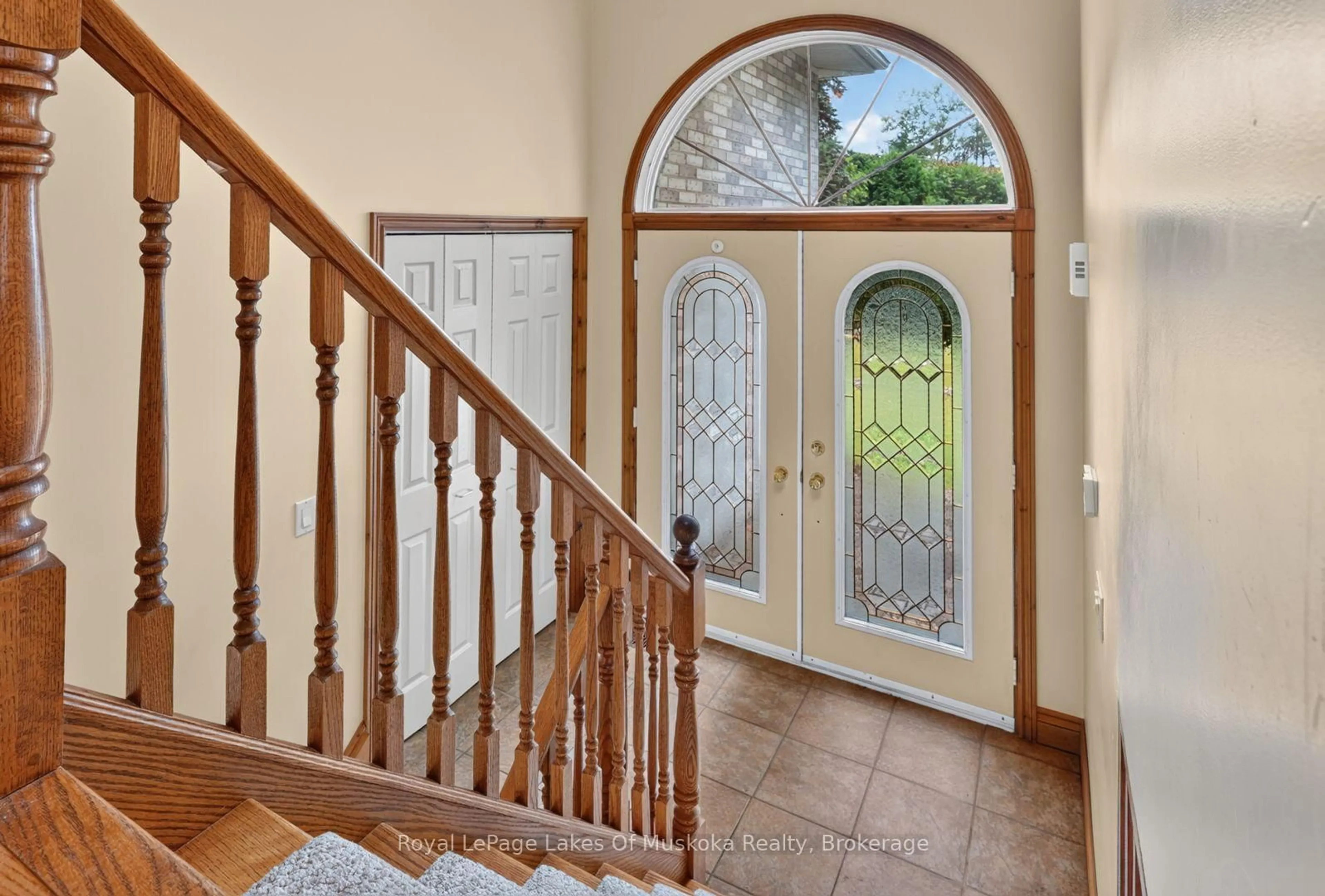 Indoor entryway for 9 Silver St, Huntsville Ontario P1H 1M1
