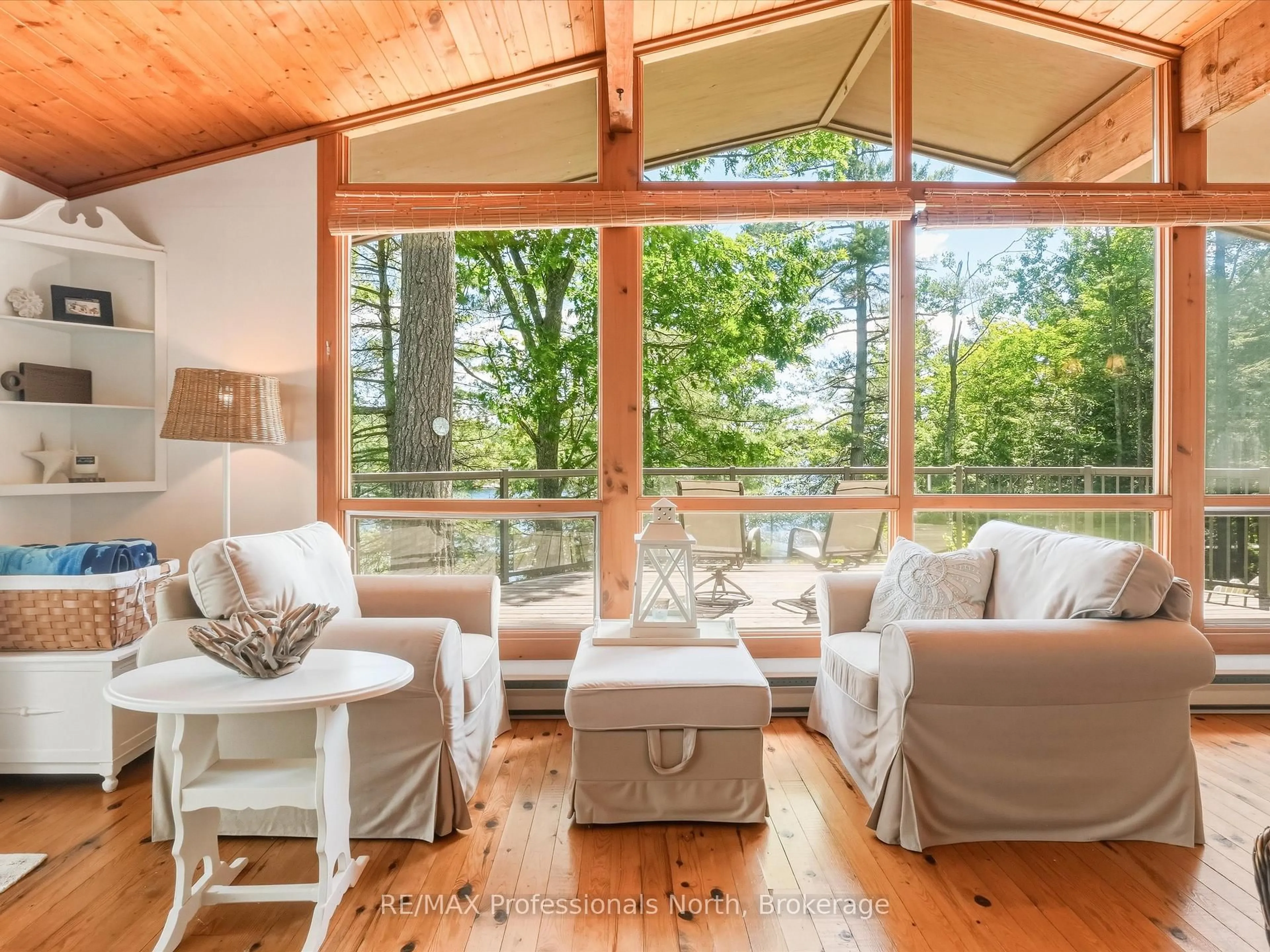Living room with furniture, wood/laminate floor for 23 Taylor Island, Gravenhurst Ontario P1P 1R2