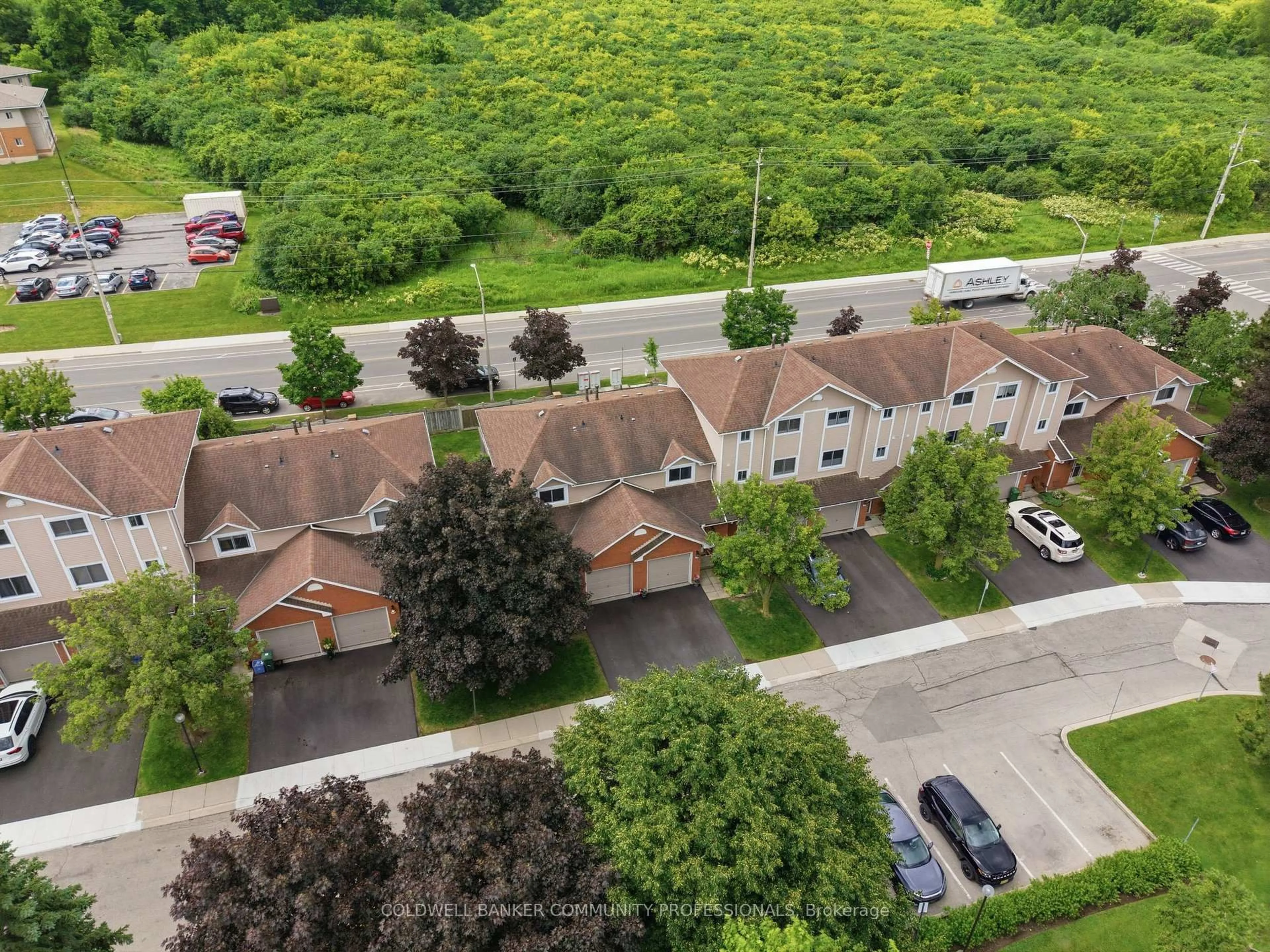 A pic from outside/outdoor area/front of a property/back of a property/a pic from drone, street for 386 Highland Rd #46, Hamilton Ontario L8J 3P9