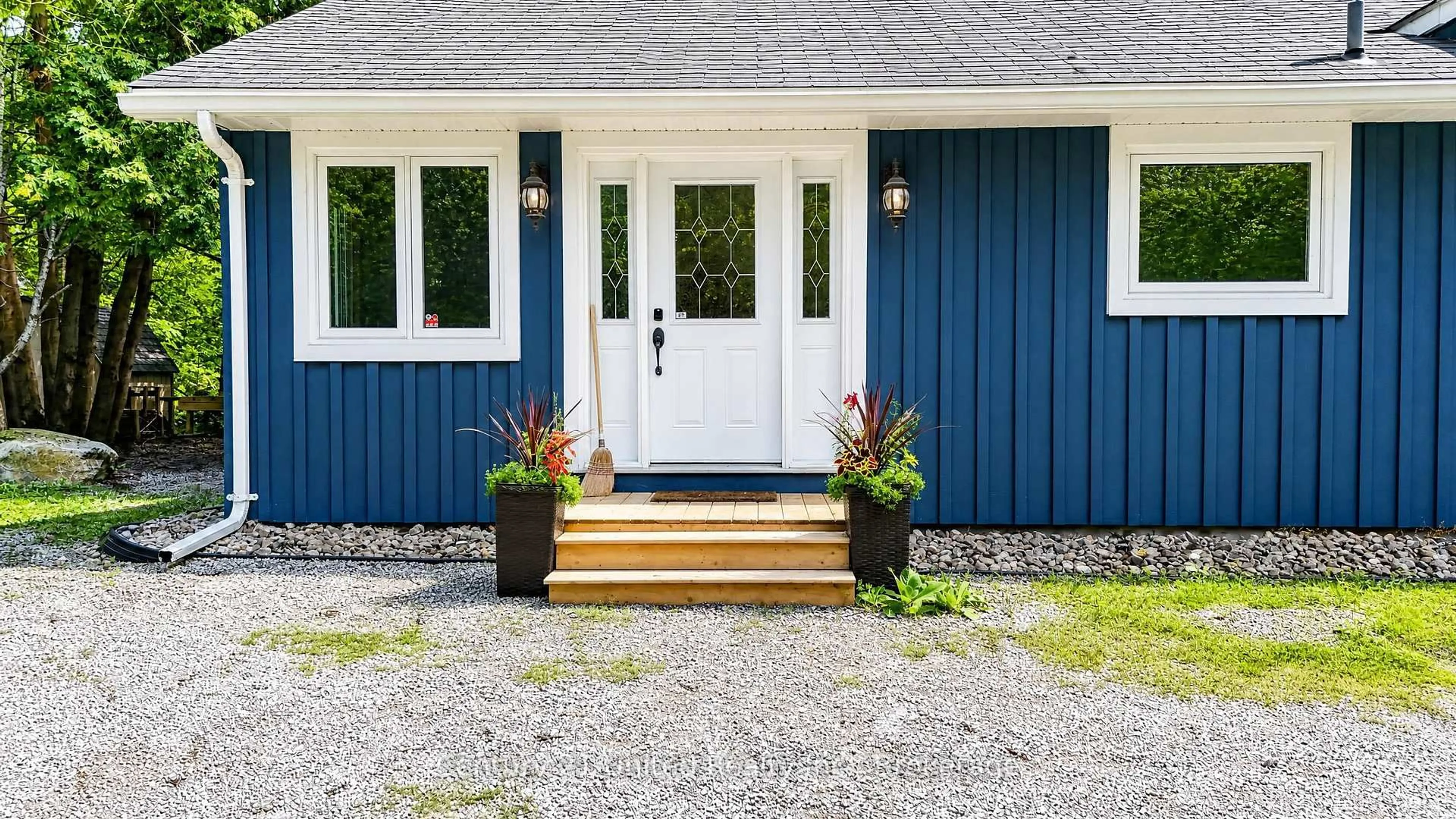 Home with vinyl exterior material, street for 2619 Buckhorn Rd, Selwyn Ontario K0L 2H0