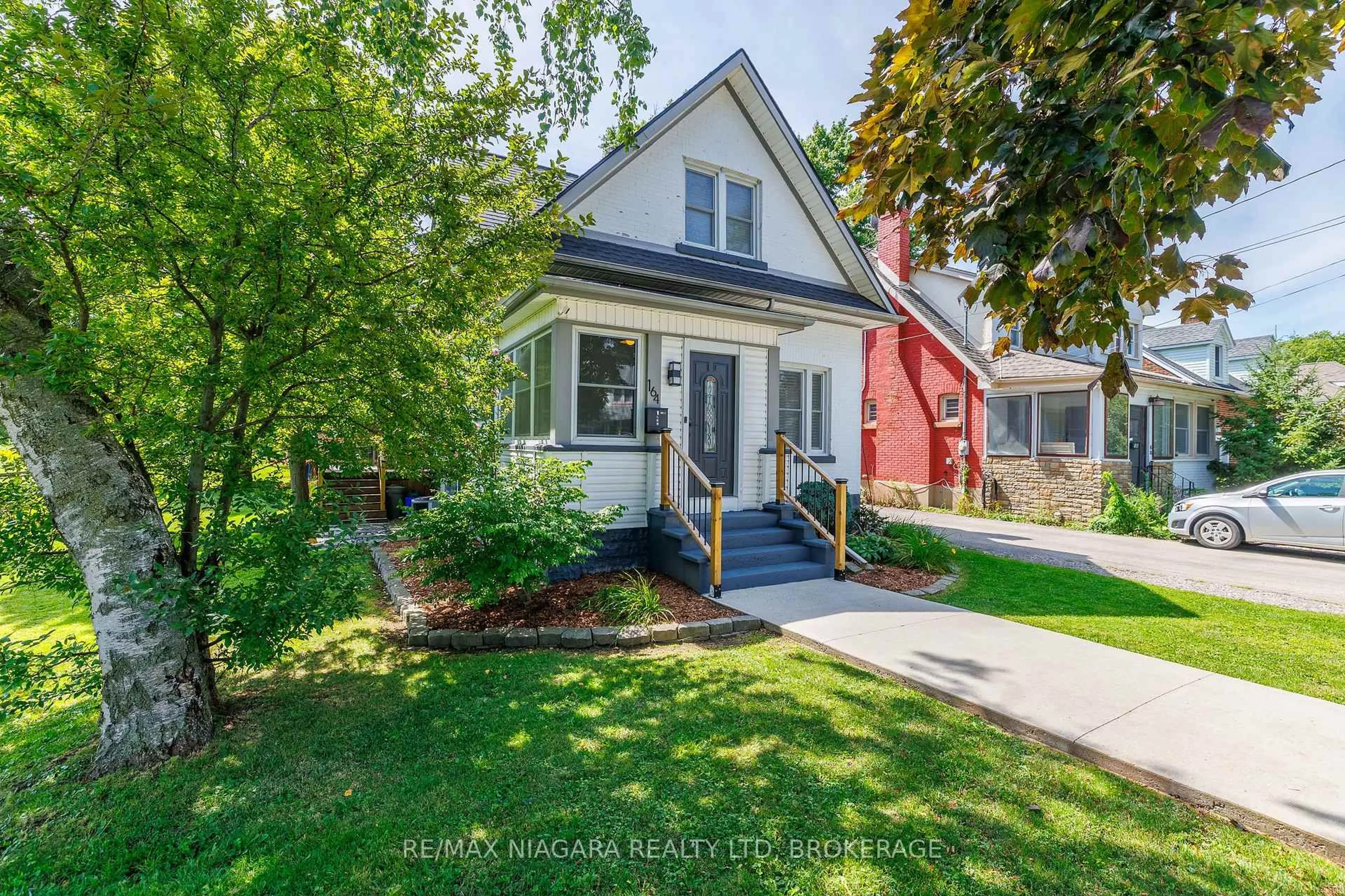 Home with vinyl exterior material, street for 164 Kent St, Port Colborne Ontario L3K 2Z8