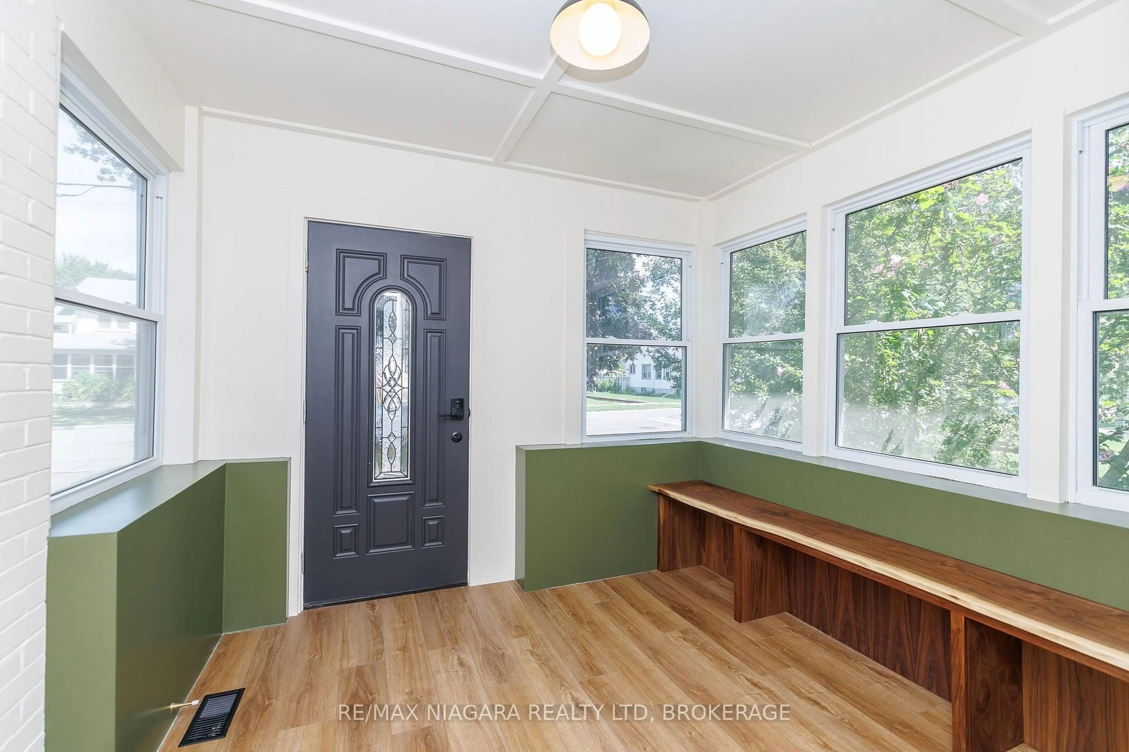 Indoor entryway for 164 Kent St, Port Colborne Ontario L3K 2Z8