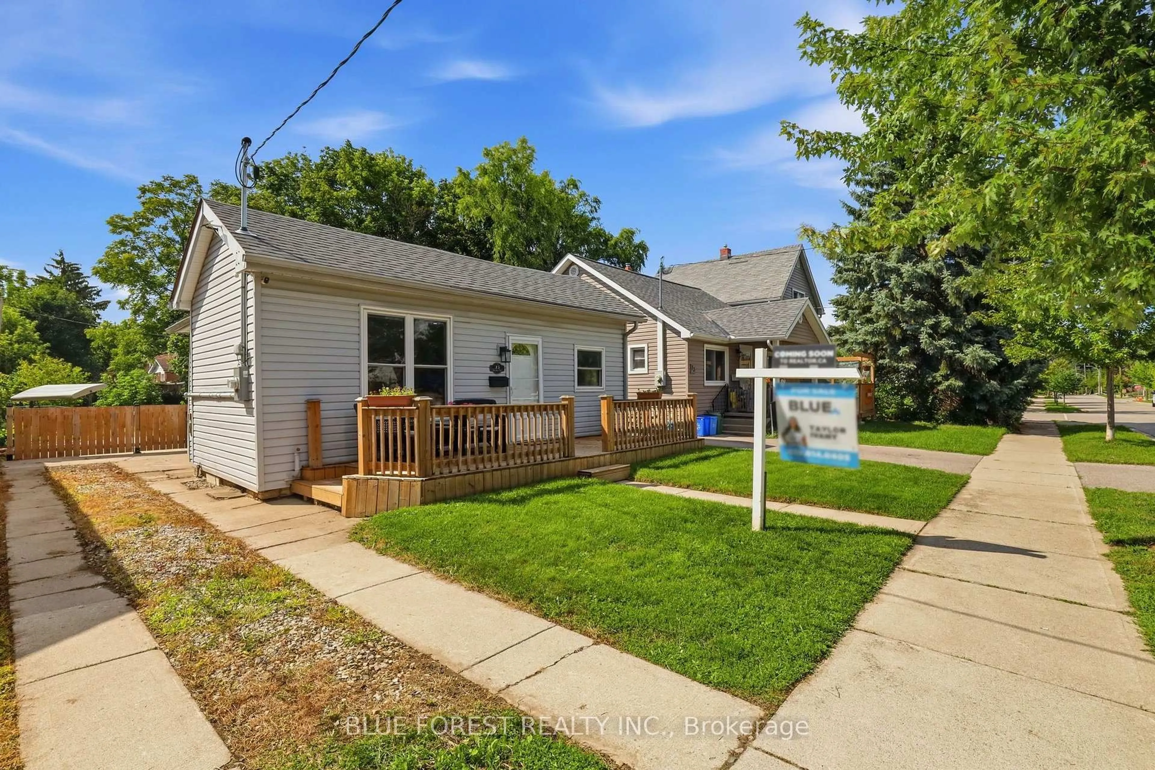 A pic from outside/outdoor area/front of a property/back of a property/a pic from drone, street for 35 Mackay Ave, London South Ontario N6J 2V1