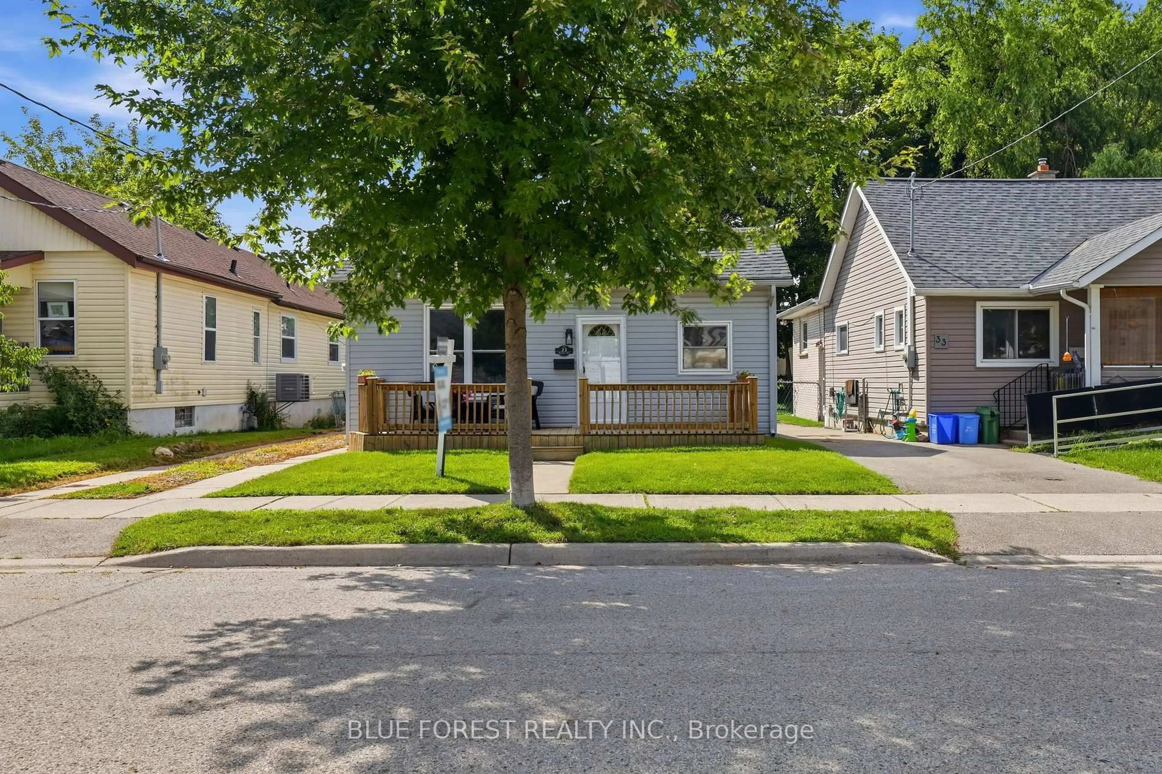 A pic from outside/outdoor area/front of a property/back of a property/a pic from drone, street for 35 Mackay Ave, London South Ontario N6J 2V1