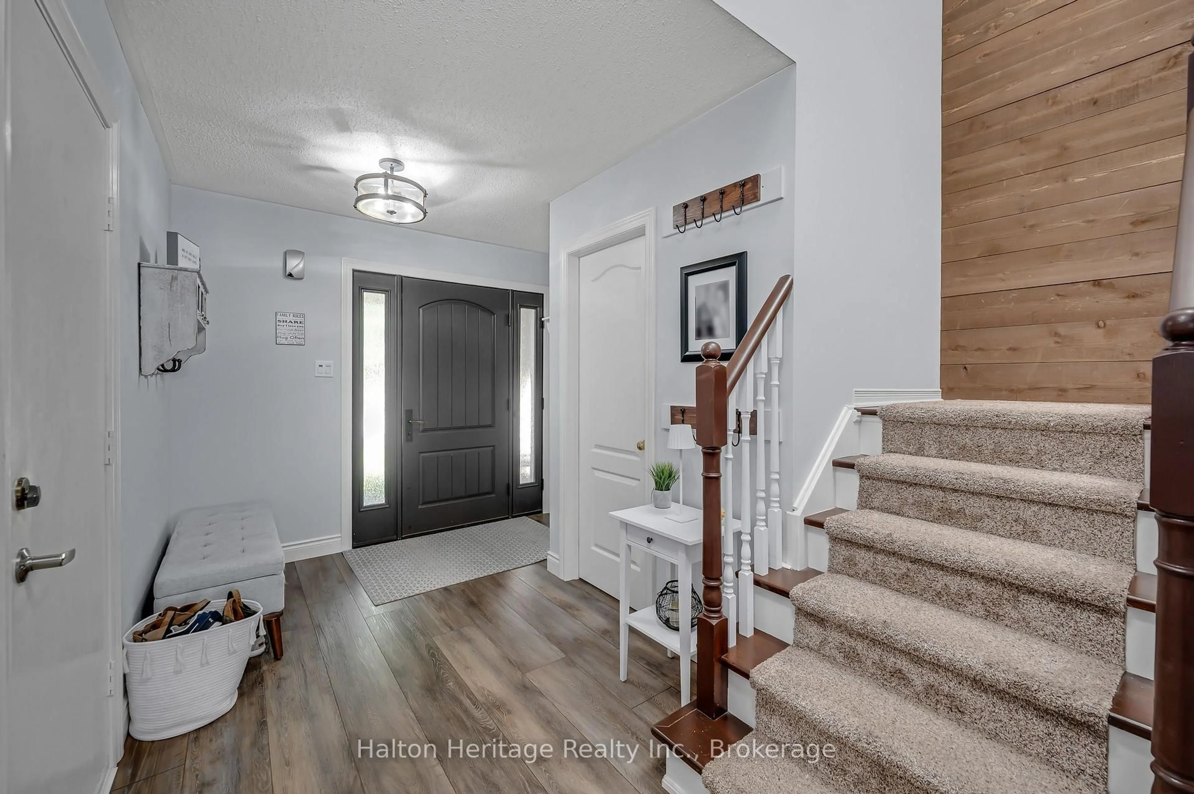 Indoor entryway for 24 Segwun Rd, Hamilton Ontario L8B 0K2