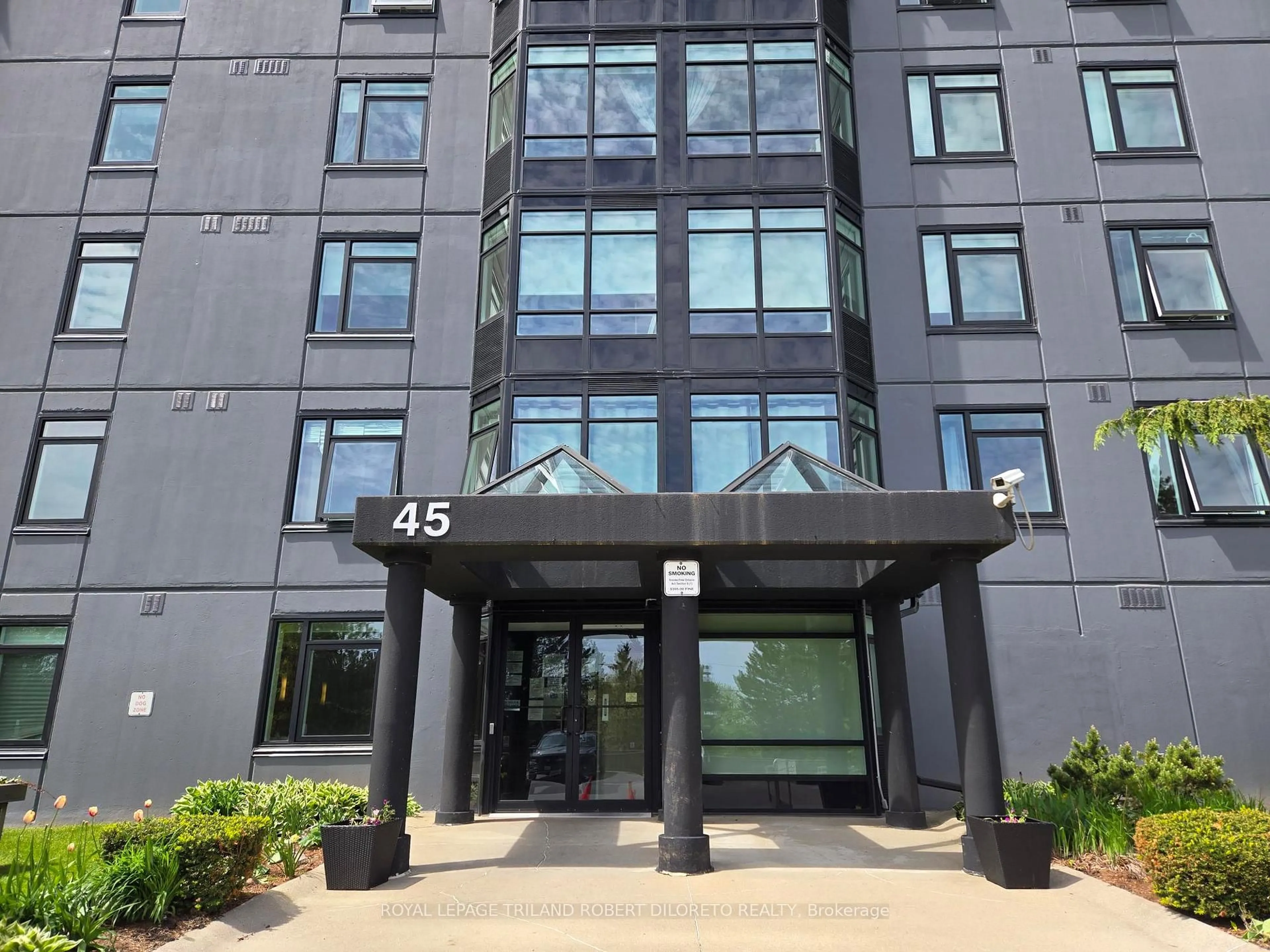 Indoor foyer for 45 Pond Mills Rd #205, London South Ontario N5Z 4W5
