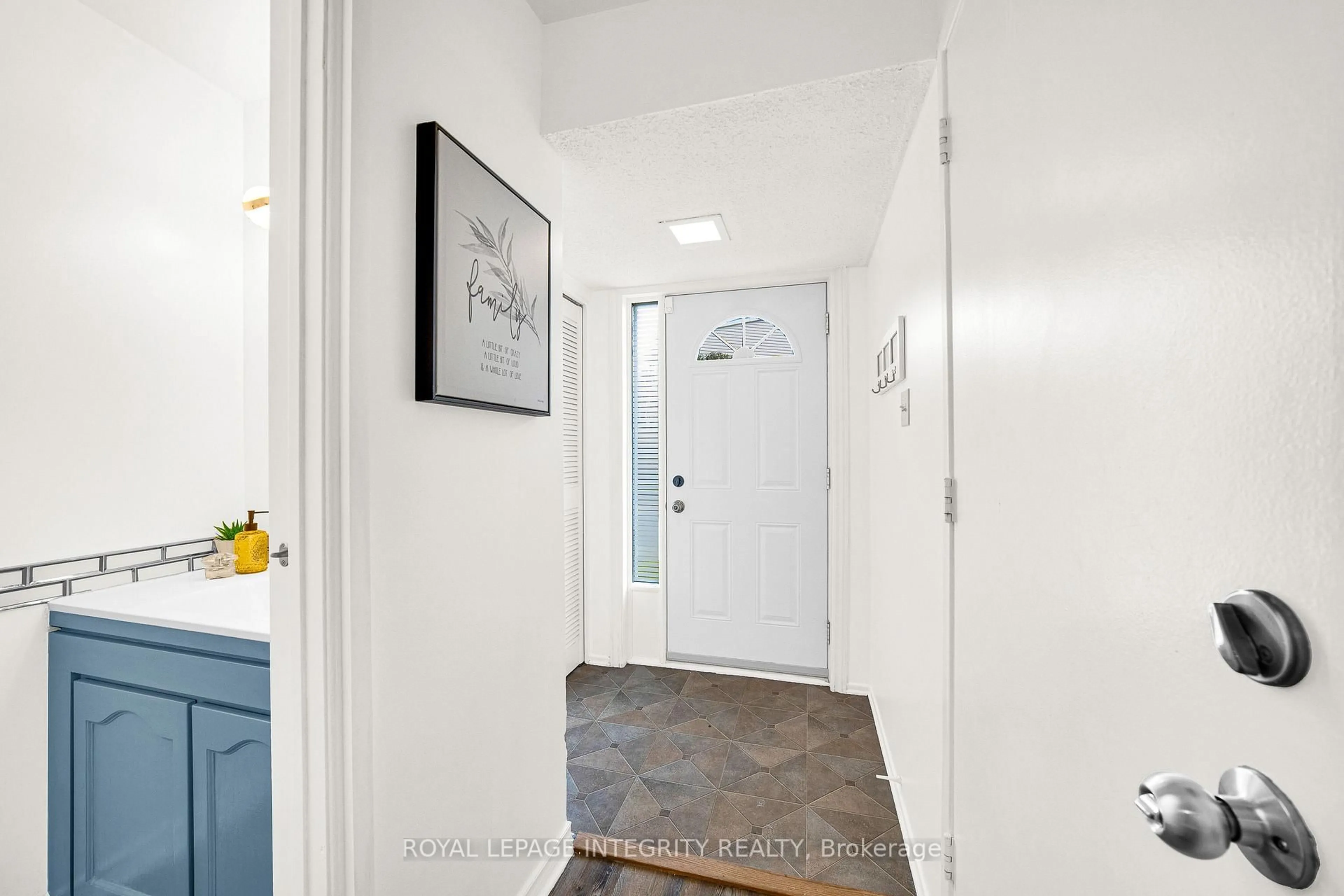 Indoor entryway for 340 Stowe Crt #171, Ottawa Ontario K2K 1Z6