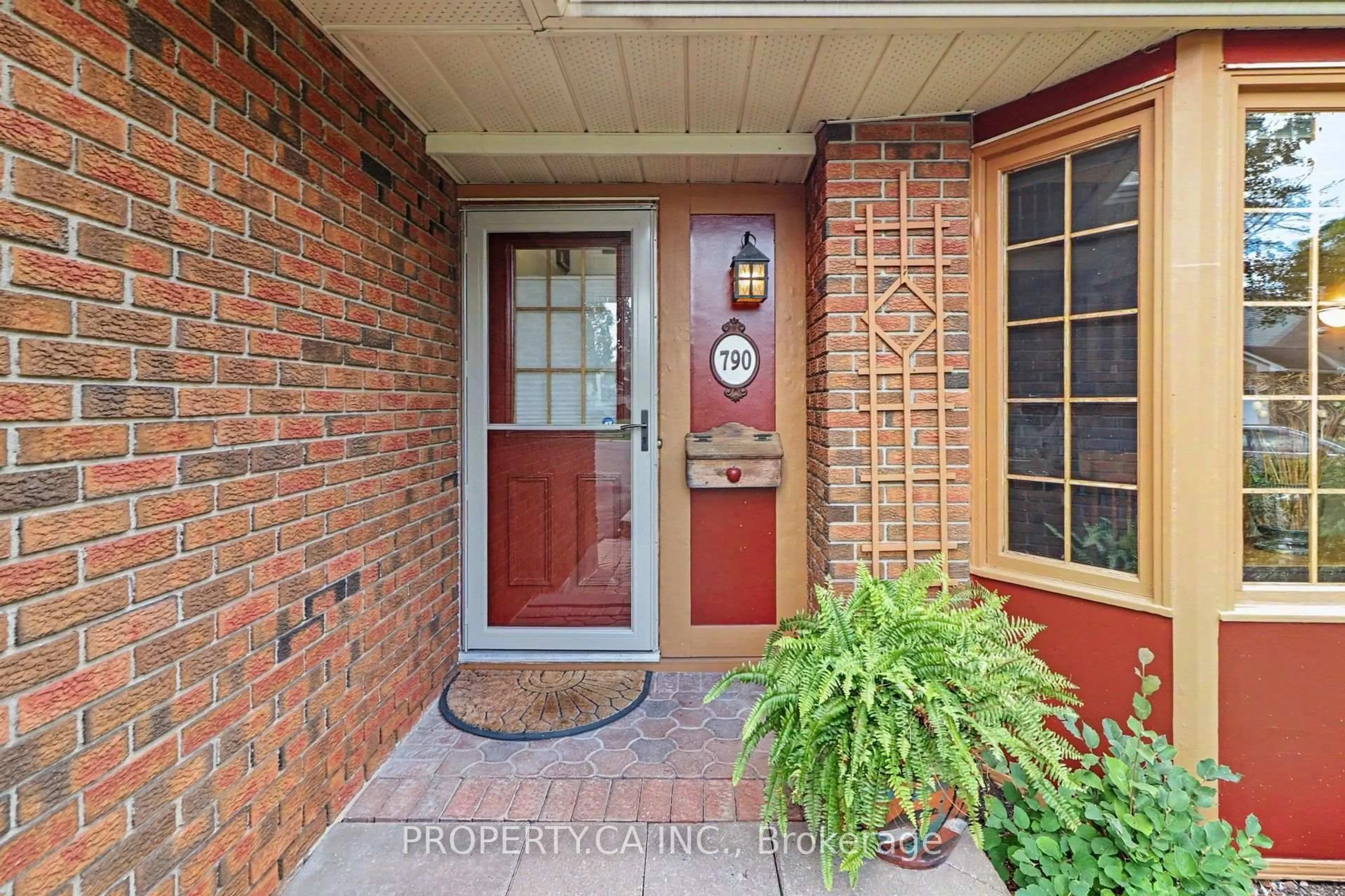 Indoor entryway for 790 Gadwell Crt, Orleans Ontario K1E 2Z7