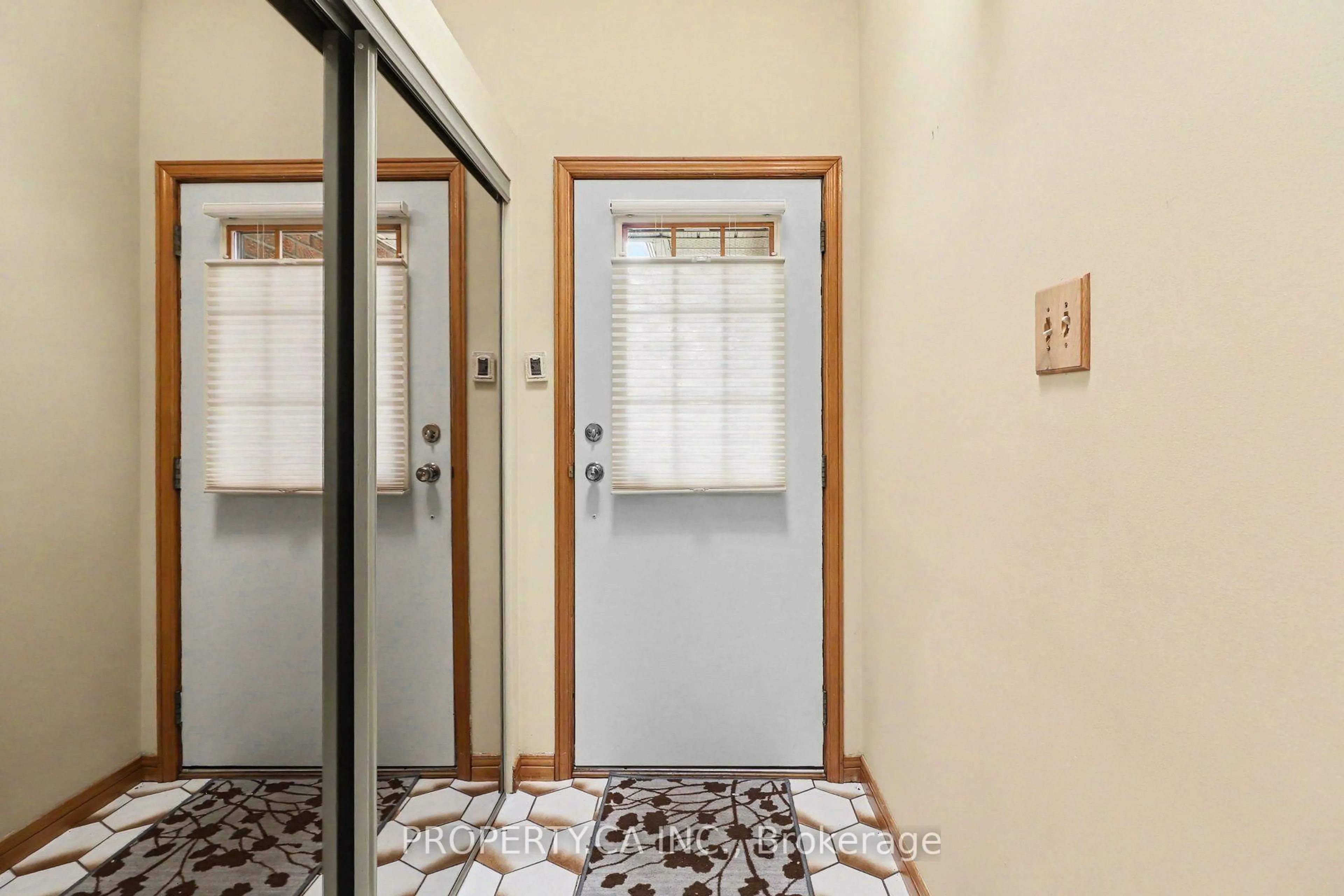 Indoor entryway for 790 Gadwell Crt, Orleans Ontario K1E 2Z7